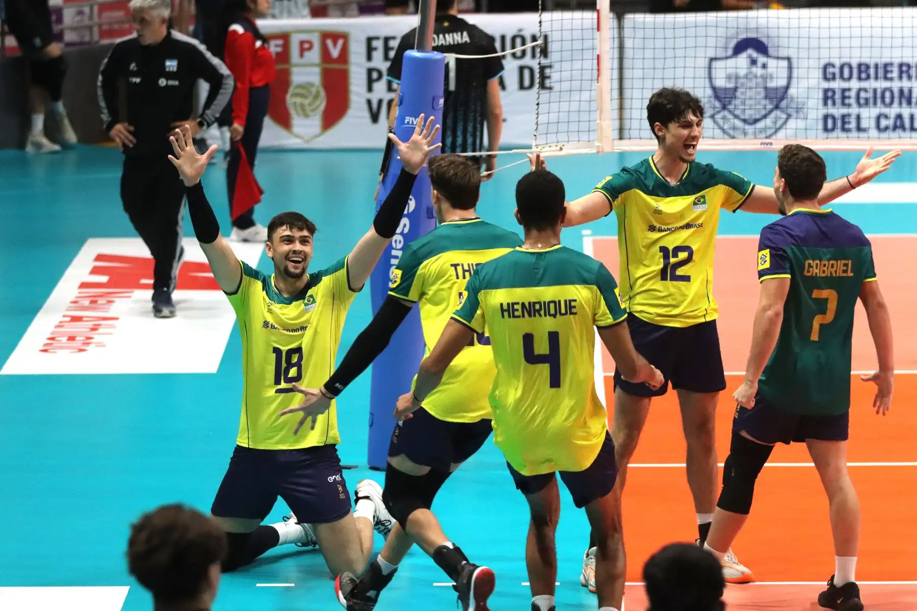 Selecciones de Argentina y Brasil se enfrentan por el Torneo Sudamericano de vóley masculino sub 21 en el 
coliseo Miguel Grau del Callao.
Foto: ANDINA/ Lino Chipana.
