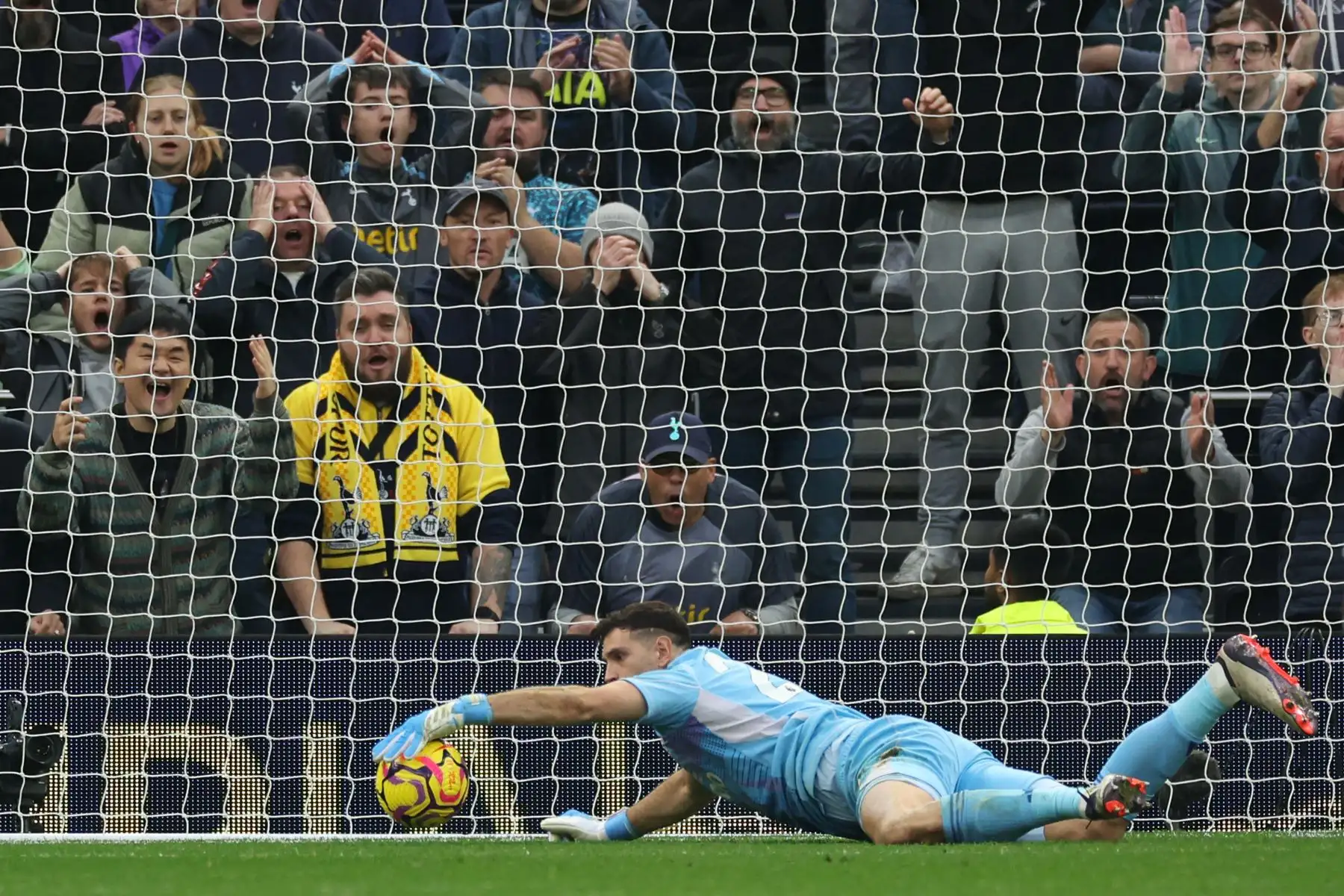 El portero argentino del Aston Villa  Emiliano Martínez hace un ahorro durante el partido de fútbol de la Premier League inglesa entre Tottenham Hotspur y Aston Villa. Foto: AFP