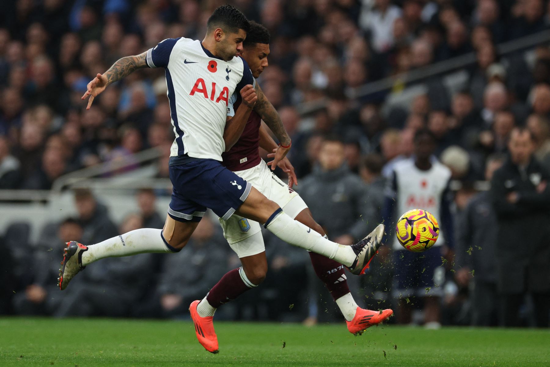 El defensor argentino del Tottenham Hotspur  Cristian Romero  compite con el delantero inglés del Aston Villa  Ollie Watkins  durante el partido de fútbol de la Premier League inglesa entre Tottenham Hotspur y Aston Villa. AFP