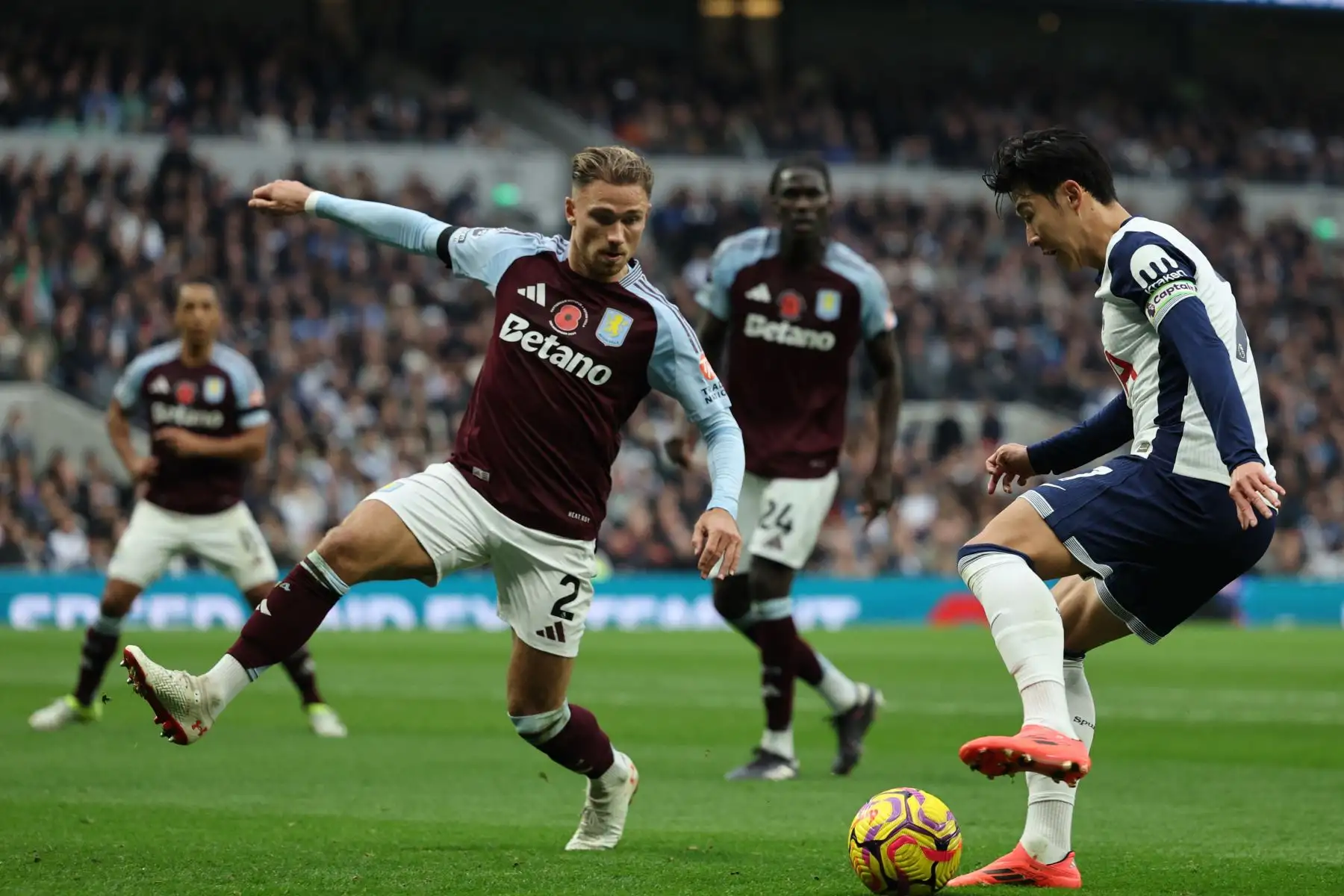 El delantero surcoreano del Tottenham Hotspur  Son Heung-Min  compite con el defensor inglés del Aston Villa  Matty Cash durante el partido de fútbol de la Premier League inglesa entre Tottenham Hotspur y Aston Villa. AFP