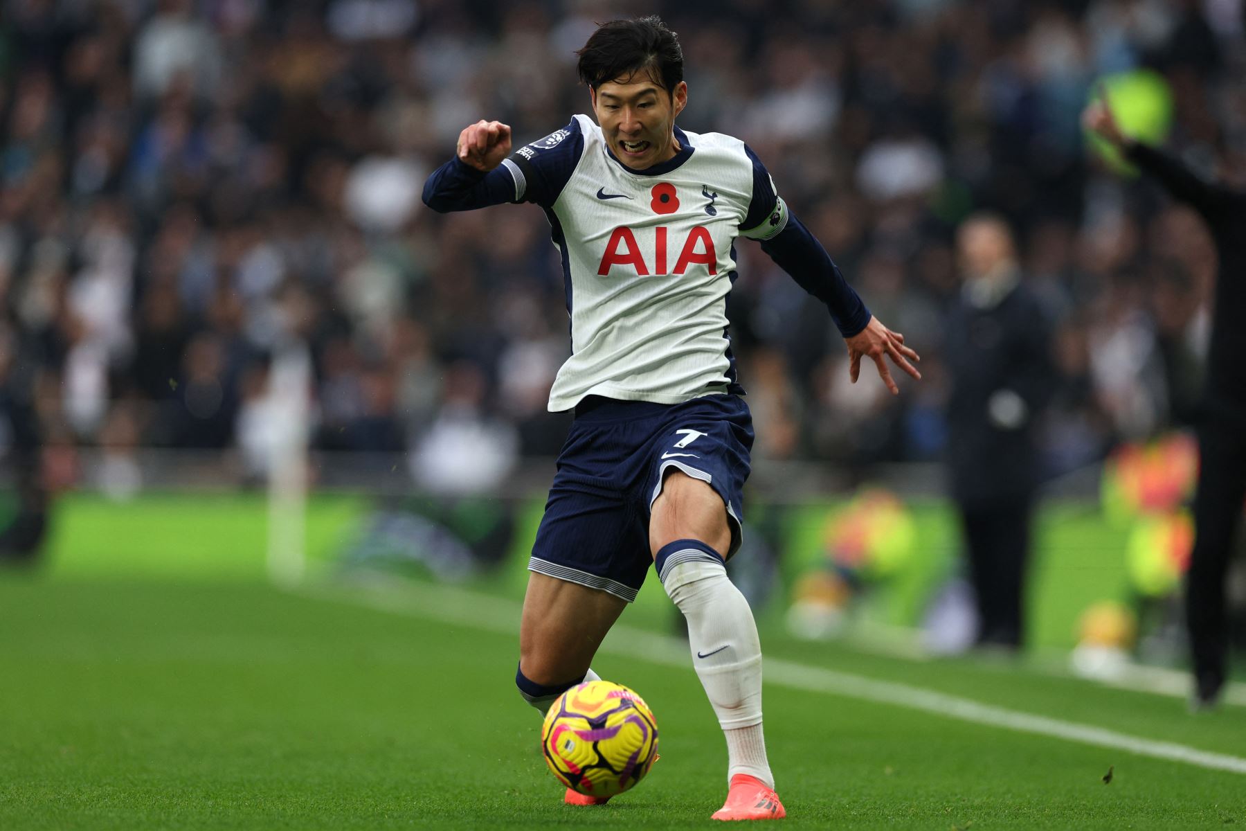 El delantero surcoreano del Tottenham Hotspur Son Heung-Min controla el balón durante el partido de fútbol de la Premier League inglesa entre Tottenham Hotspur y Aston Villa. AFP