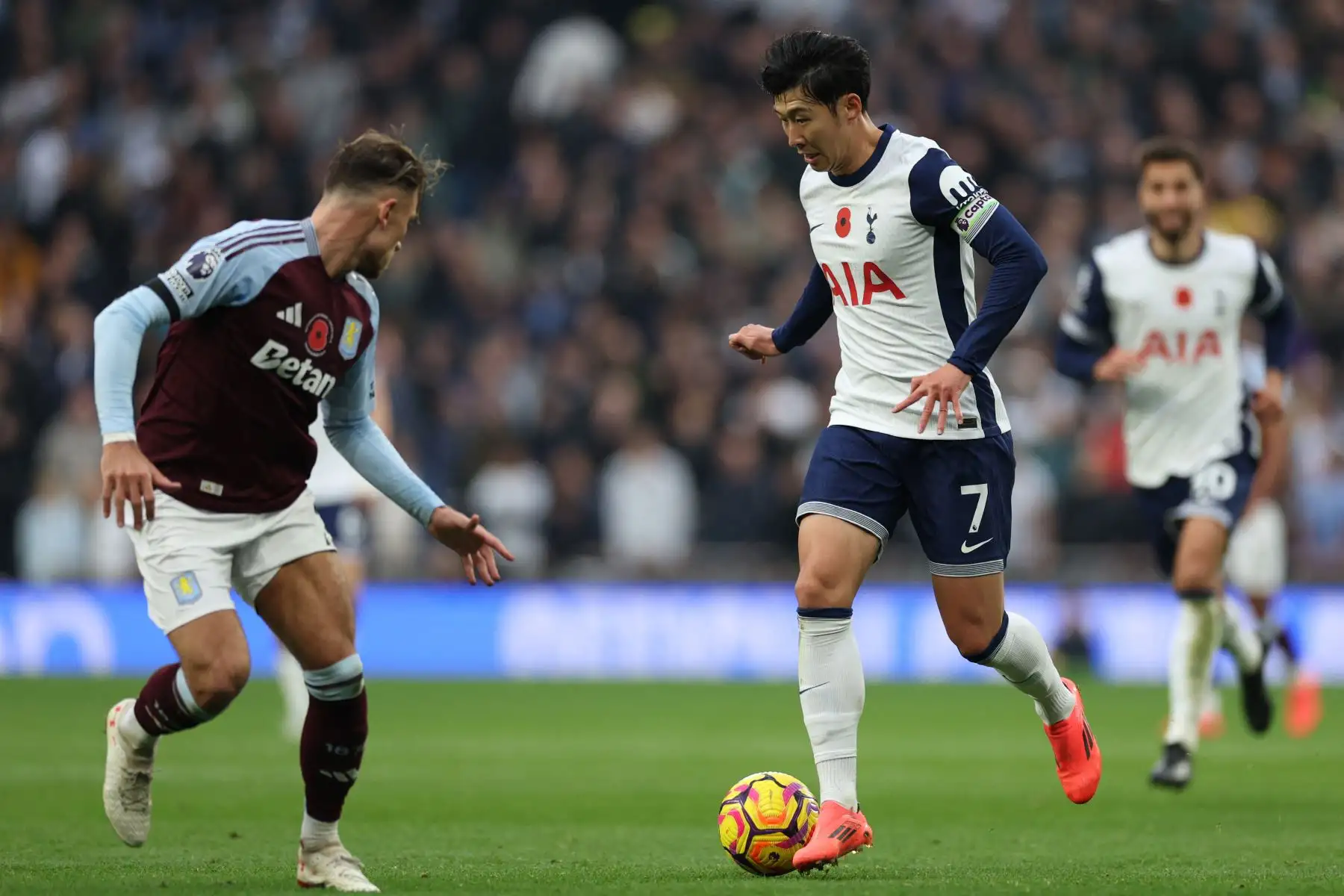 El delantero surcoreano del Tottenham Hotspur  Son Heung-Min compite con el defensor inglés del Aston Villa  Matty Cash durante el partido de fútbol de la Premier League inglesa entre Tottenham Hotspur y Aston Villa. AFP