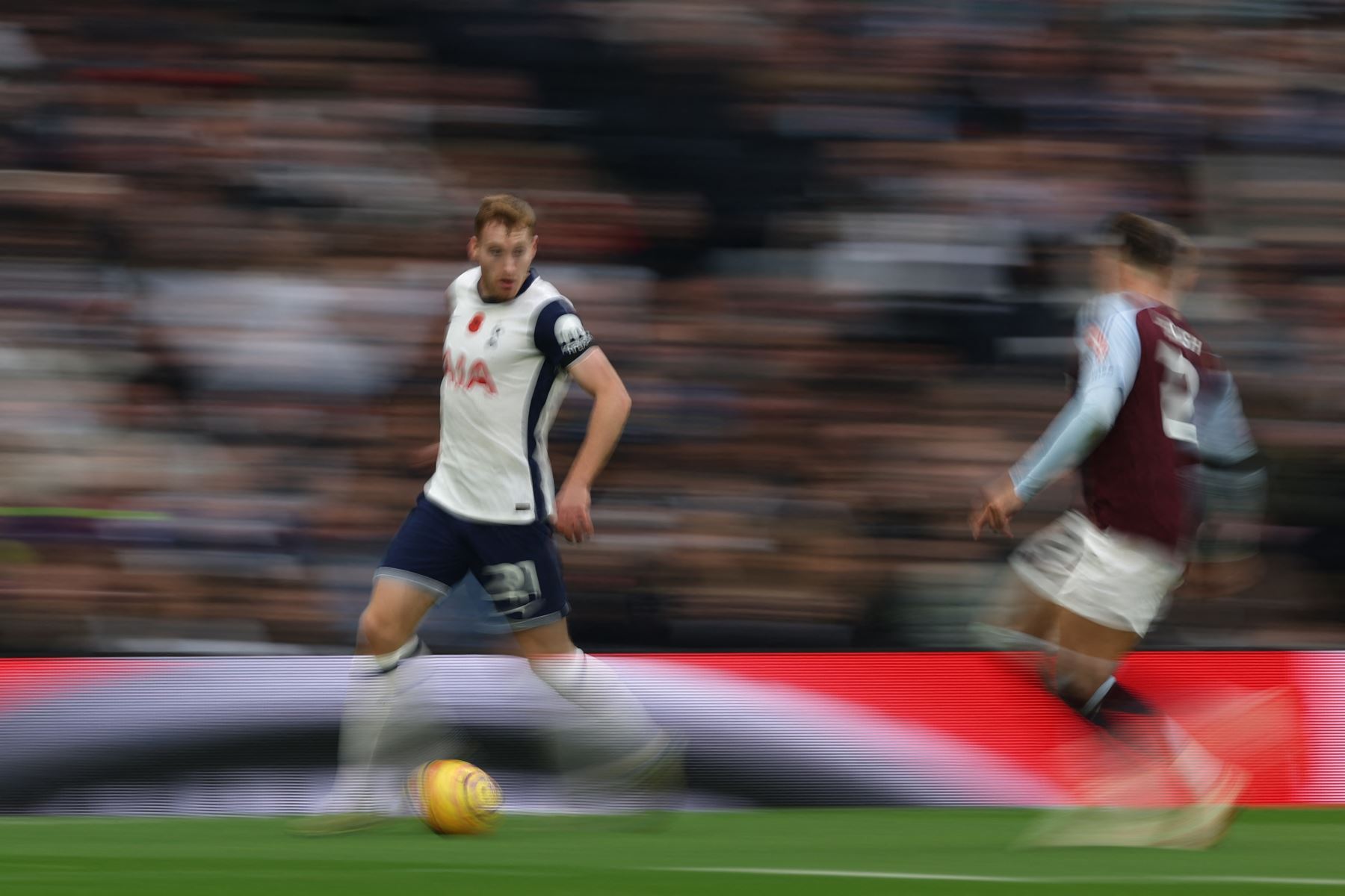 El centrocampista sueco del Tottenham Hotspur  Dejan Kulusevski corre con el balón durante el partido de fútbol de la Liga Premier inglesa entre Tottenham Hotspur y Aston Villa. AFP