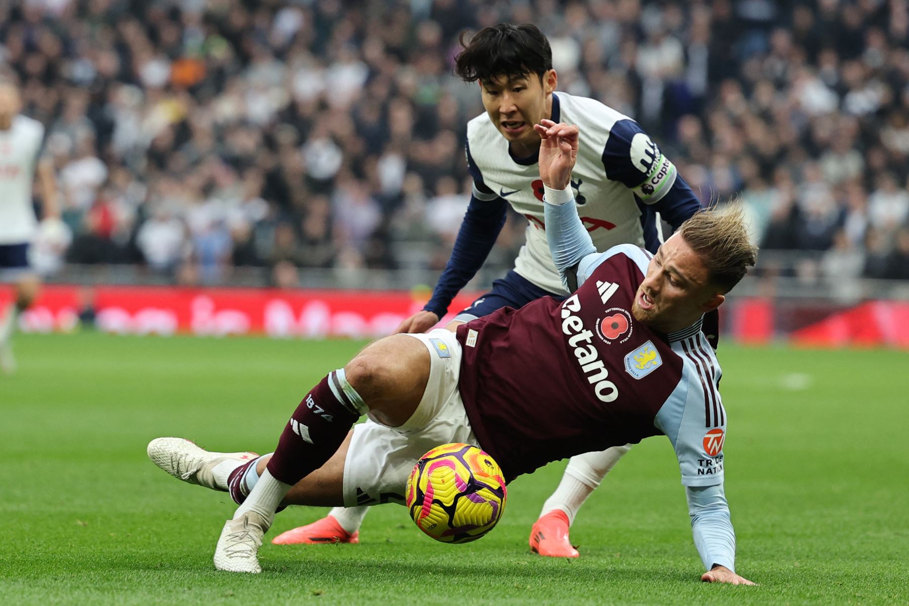 El defensor inglés del Aston Villa  Matty Cash compite con el delantero surcoreano del Tottenham Hotspur  Son Heung-Min durante el partido de fútbol de la Premier League inglesa entre Tottenham Hotspur y Aston Villa. AFP