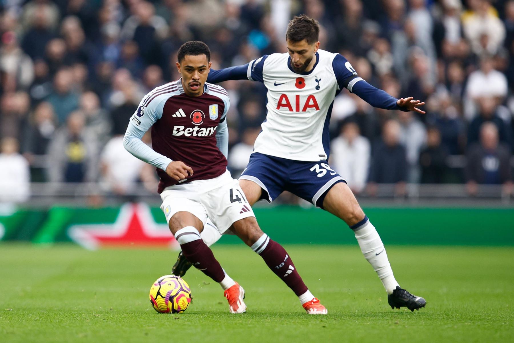 Rodrigo Bentancur de Tottenham  y Jacob Ramsey de Aston Villa en acción durante el partido de fútbol de la Premier League inglesa entre Tottenham Hotspur y Aston Villa. Foto: EFE