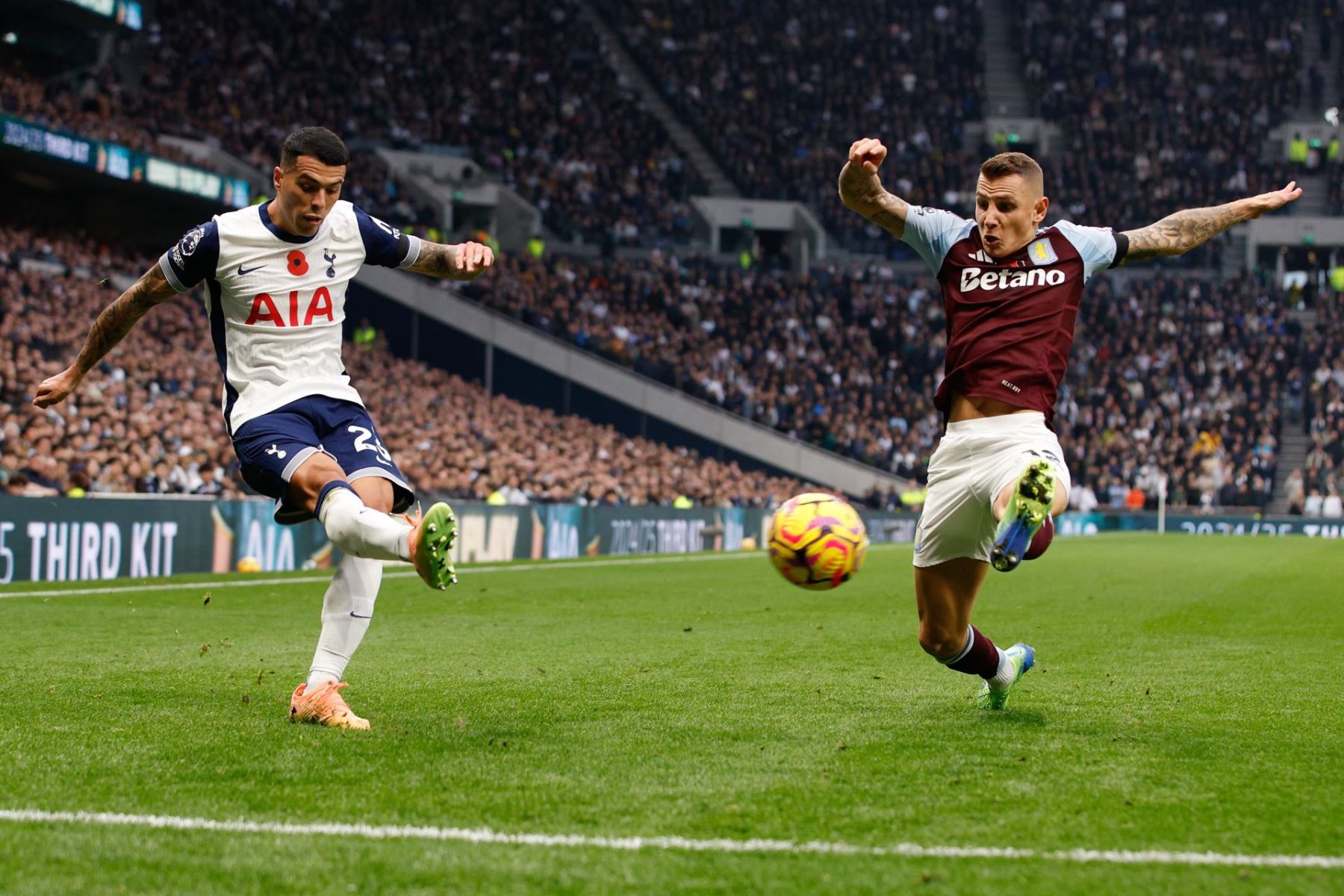 Pedro Porro de Tottenham  y Lucas Digne de Aston Villa en acción durante el partido de fútbol de la Liga Premier inglesa entre Tottenham Hotspur y Aston Villa. EFE