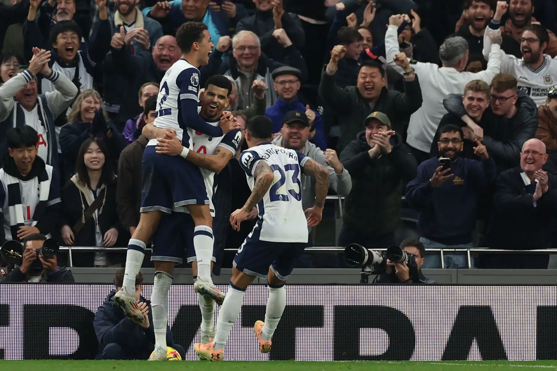 El delantero inglés del Tottenham Hotspur Dominic Solanke celebra con el delantero galés del Tottenham Hotspur  Brennan Johnson  y el defensor español del Tottenham Hotspur  Pedro Porro  después de anotar su segundo gol durante el partido de fútbol de la Premier League inglesa entre Tottenham Hotspur y Aston Villa. Foto: AFP