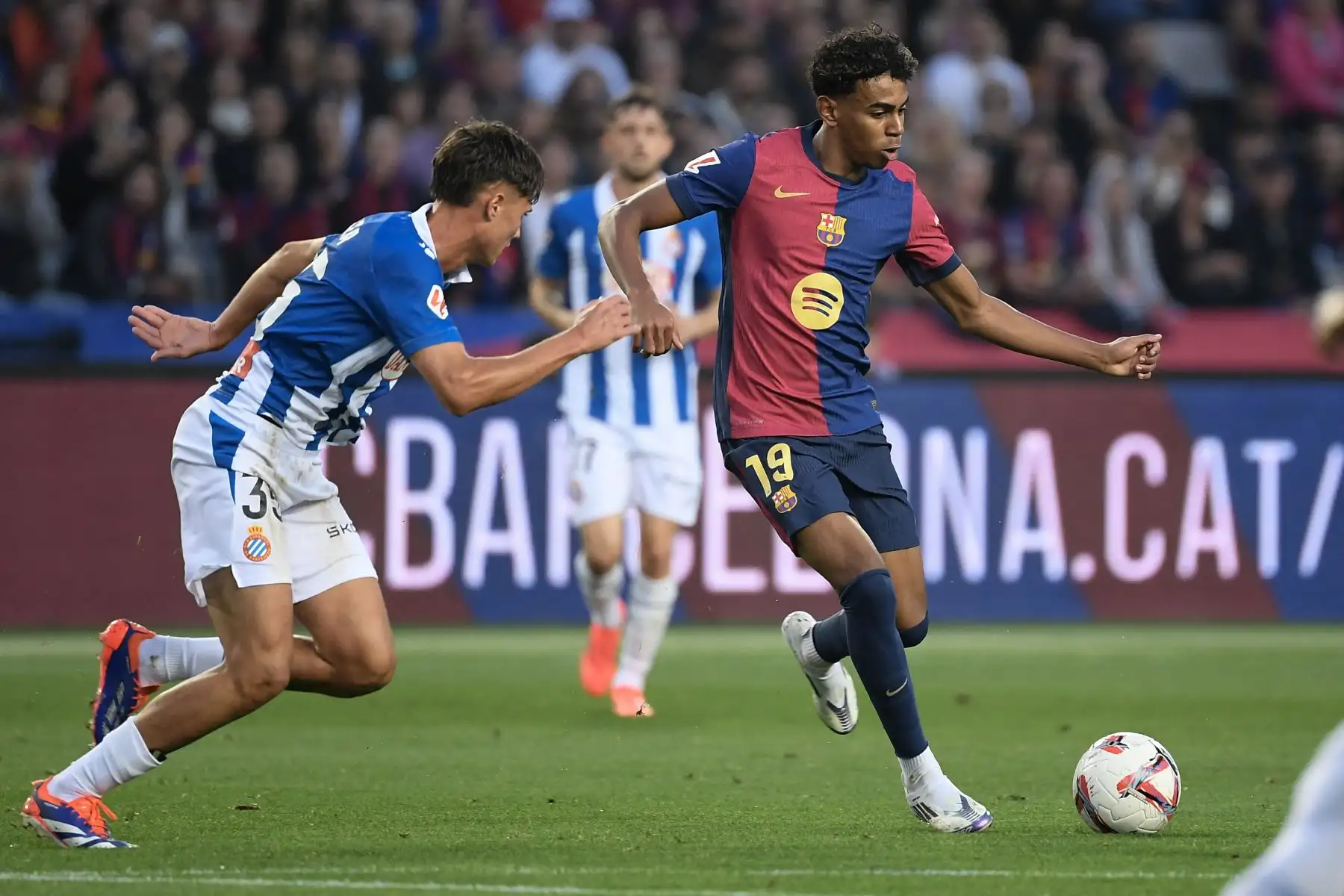 El delantero español del Barcelona Lamine Yamal lucha por el balón con el defensor español del Barcelona  Gerard Martin durante el partido de fútbol de la liga española entre el FC Barcelona y el RCD Espanyol. AFP