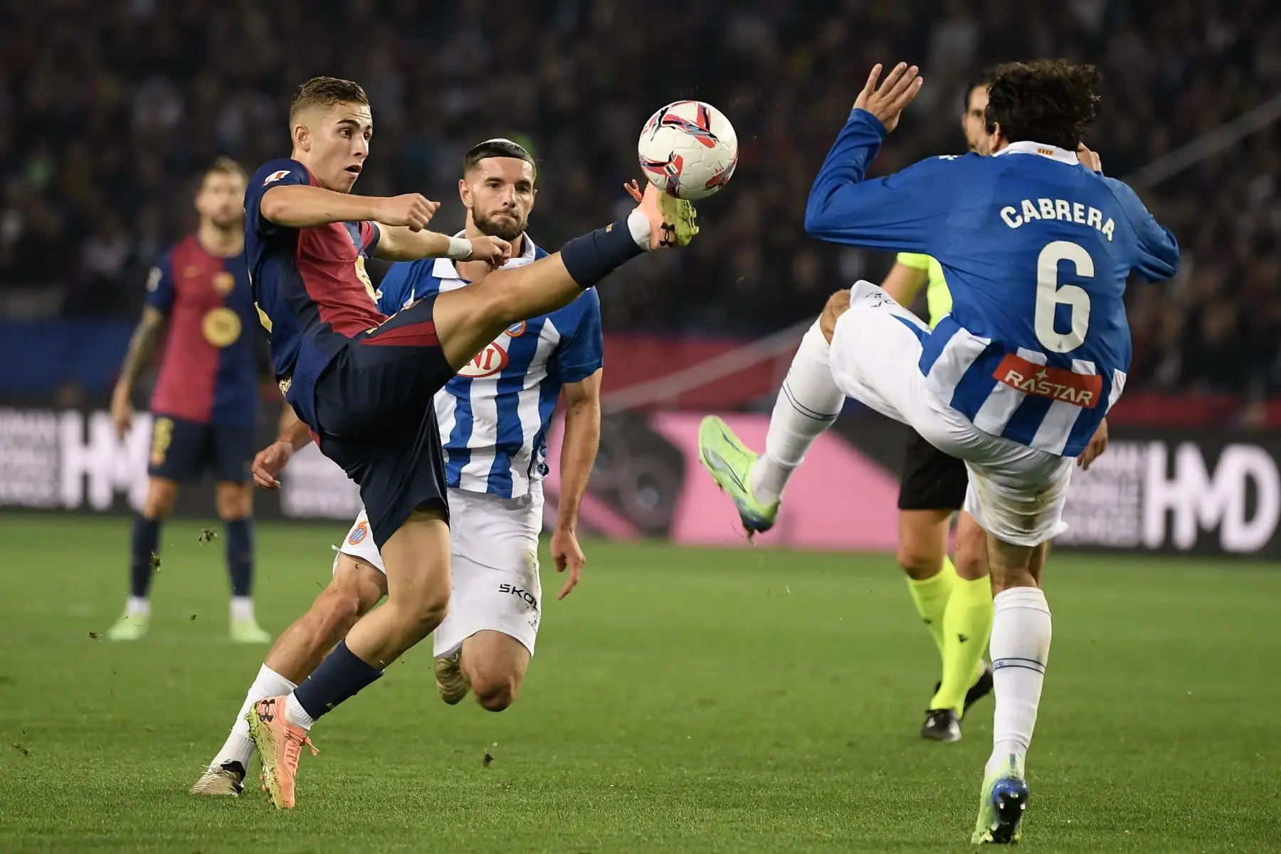 El centrocampista español del Barcelona  Fermín López es desafiado por el defensor uruguayo del Espanyol Leandro Cabrera durante el partido de fútbol de la liga española entre el FC Barcelona y el RCD Espanyol. Foto: AFP