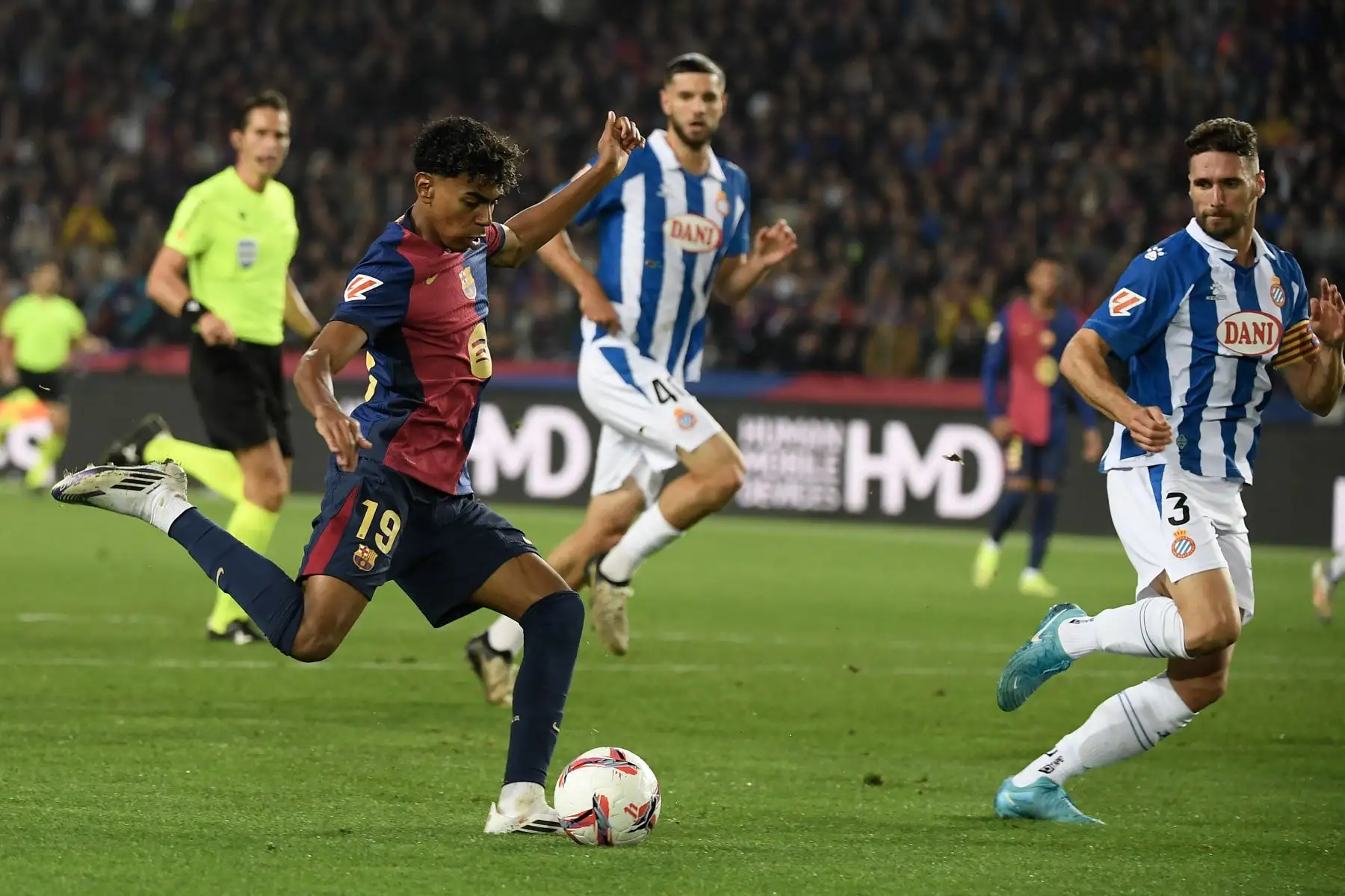 El defensor español del Espanyol Sergi Gómez desafía al delantero español del Barcelona  Lamine Yamal durante el partido de fútbol de la liga española entre el FC Barcelona y el RCD Espanyol. AFP