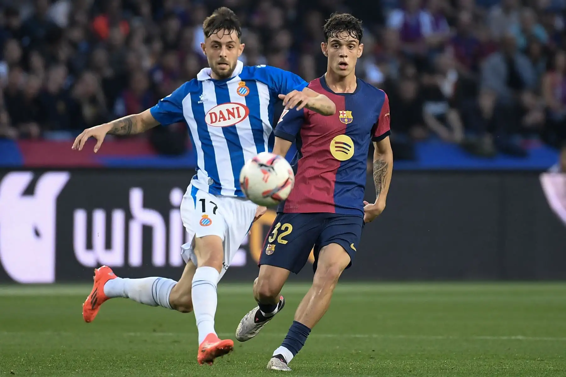 El delantero español del Espanyol  Jofre Carreras  es desafiado por el defensor español del Barcelona Héctor Fort durante el partido de fútbol de la liga española entre el FC Barcelona y el RCD Espanyol. AFP