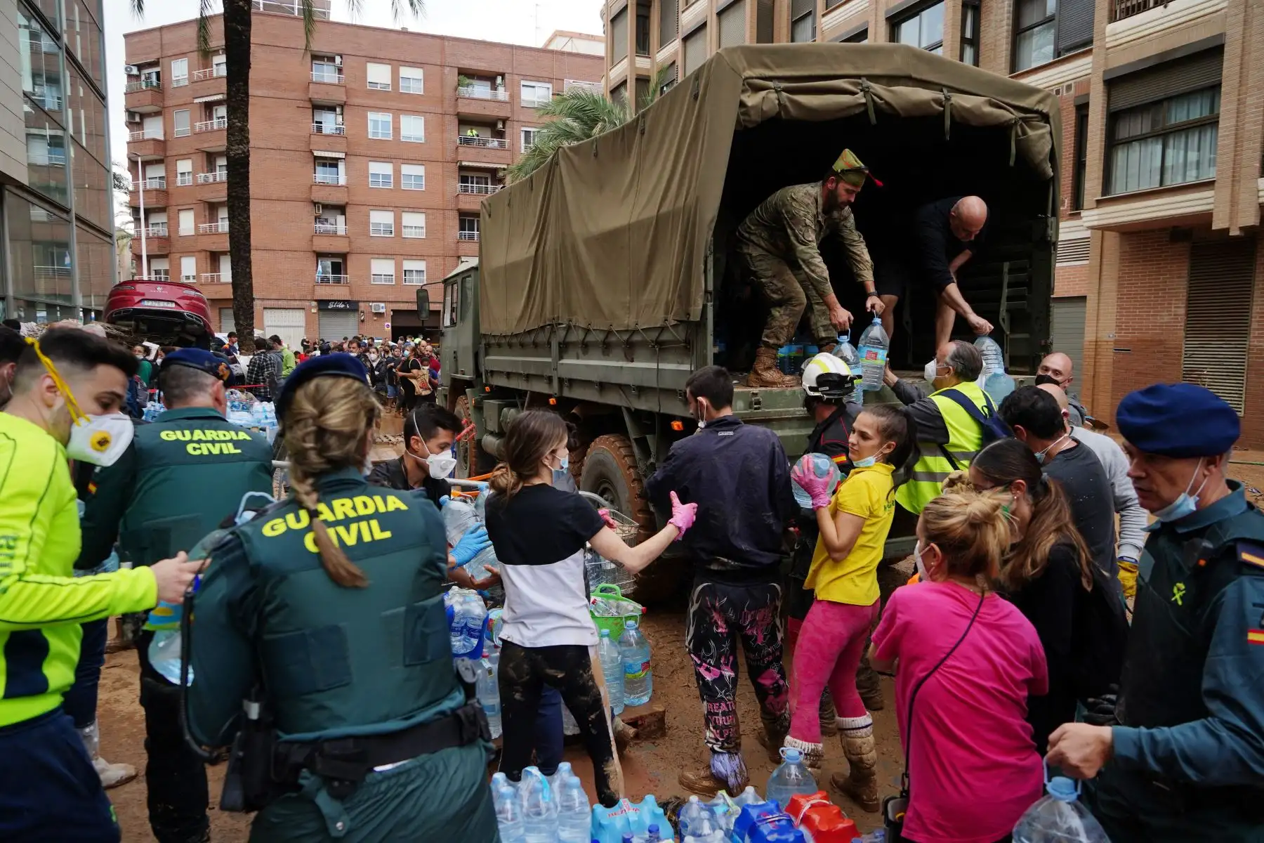 Personal militar reparte agua en Paiporta, en la región de Valencia, este de España,tras las devastadoras inundaciones mortales. El número de muertos por las peores inundaciones sufridas en España en una generación ha aumentado a 217, dijeron hoy los rescatistas. AFP
