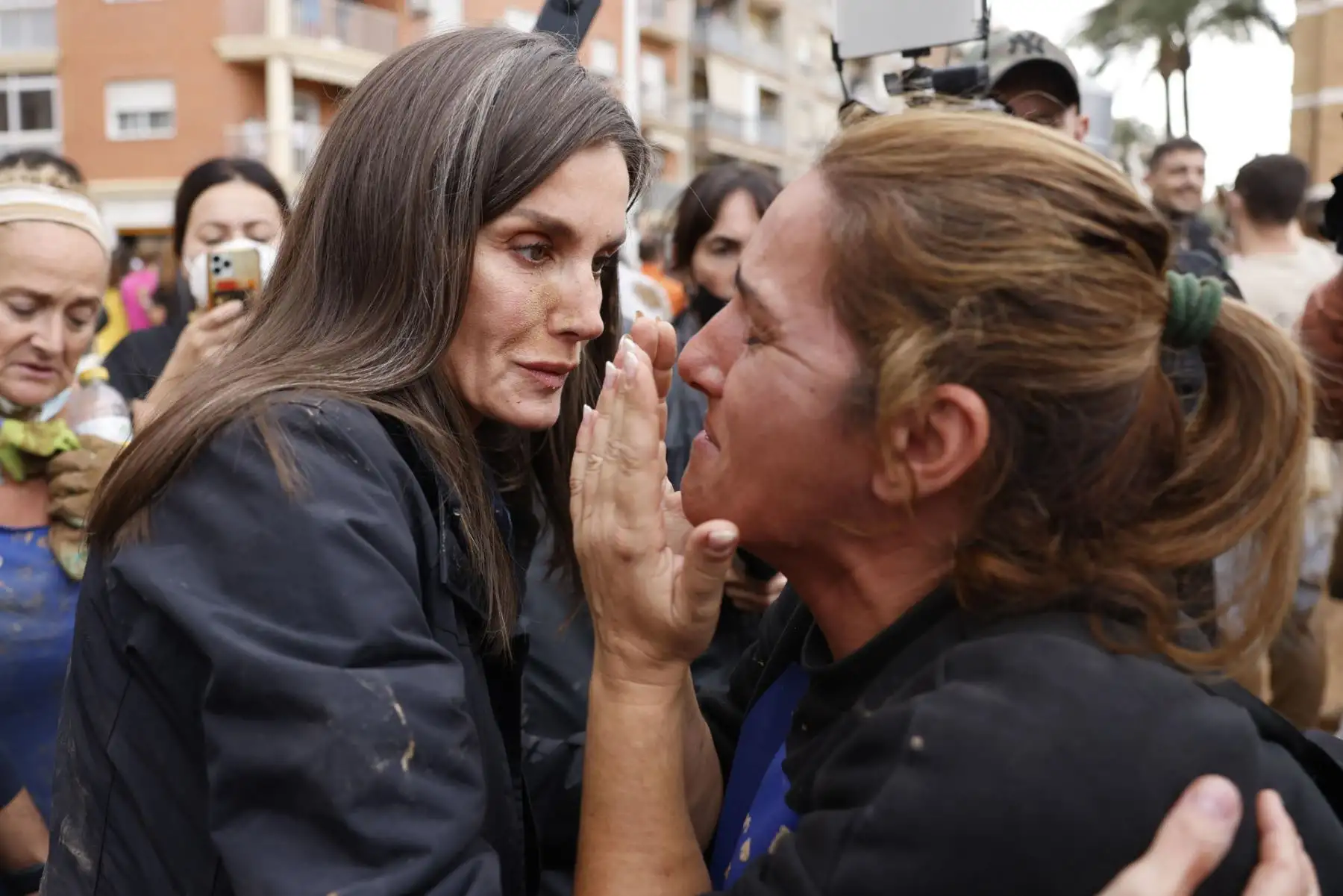 La reina Letizia consuela a una víctima de las inundaciones, durante su visita a Paiporta este domingo. Gritos de 