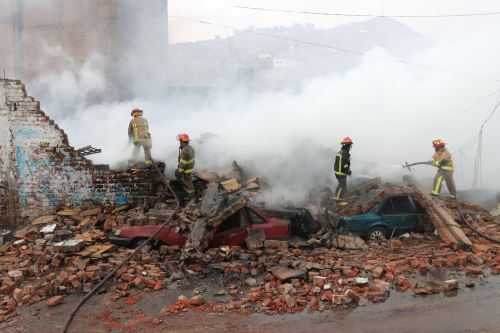 El fuego comenzó alrededor de las 13:00 horas en un depósito de cartones ubicado en la cuadra 26 de av México. Foto: ANDINA/ Lino Chipana