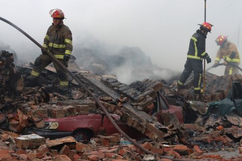 Cerca de 30 unidades de bomberos atendieron un incendio de proporciones que se inició en un depósito de cartones del distrito de La Victoria