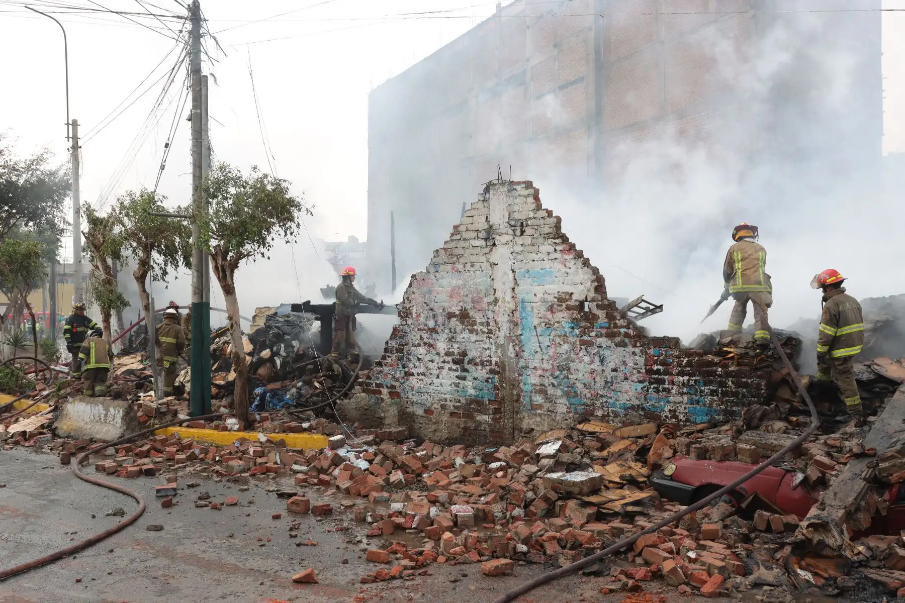 El fuego comenzó en el depósito ubicado en la cuadra 26 de av México, en el cruce con La Floral, y habría tenido su origen en las bombardas que arrojaron malos hinchas de clubes deportivos que sostenían una pelea en plena vía pública.
Foto: ANDINA / Lino Chipana