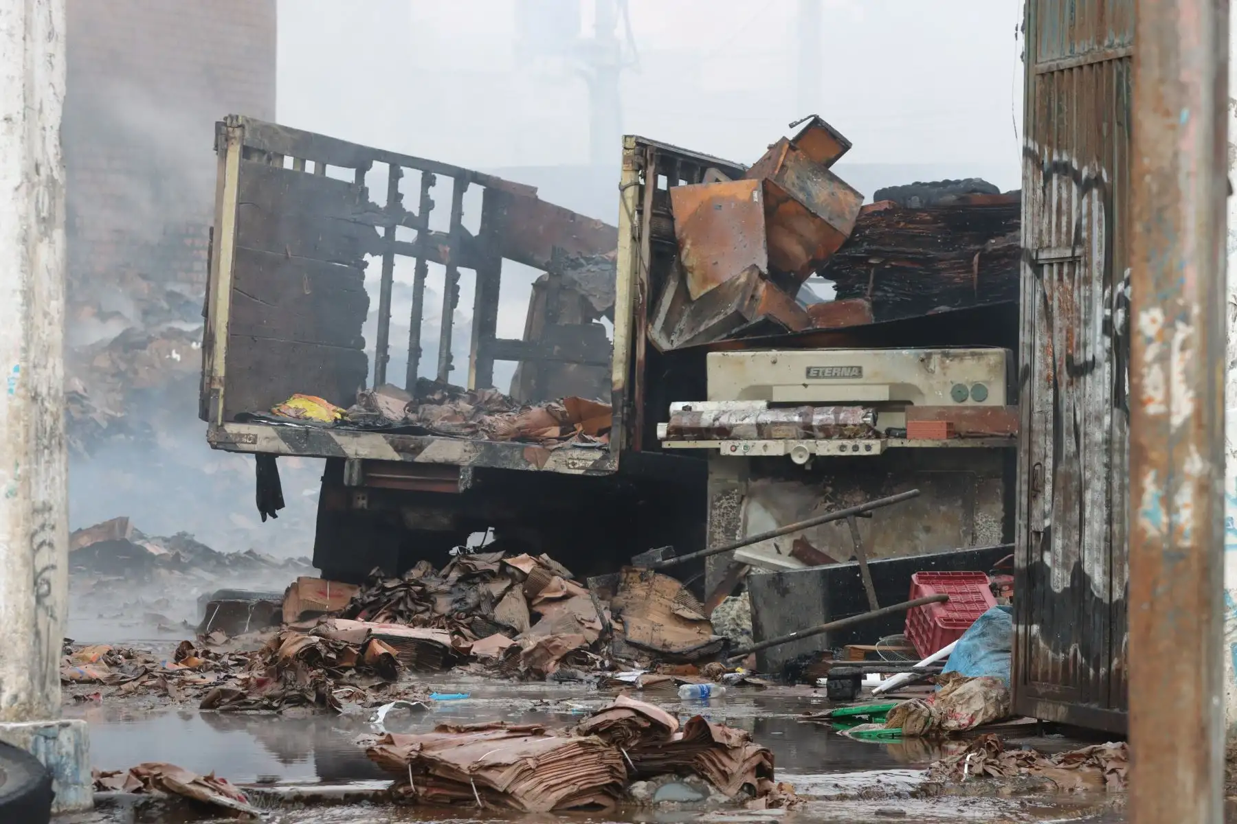 El fuego comenzó en el depósito ubicado en la cuadra 26 de av México, en el cruce con La Floral, y habría tenido su origen en las bombardas que arrojaron malos hinchas de clubes deportivos que sostenían una pelea en plena vía pública.
Foto: ANDINA / Lino Chipana