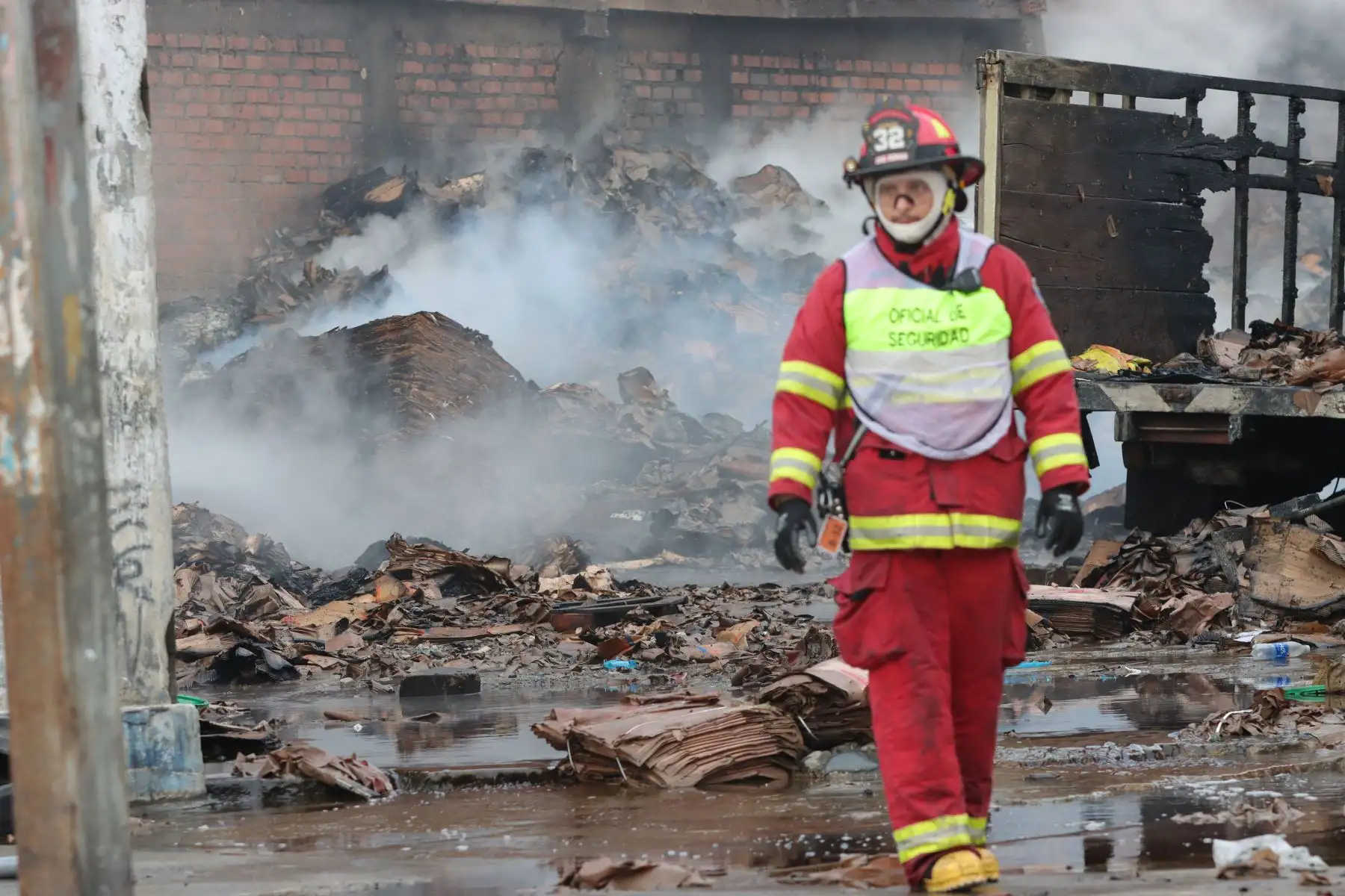 Cerca de 30 unidades de bomberos atienden esta tarde un incendio de proporciones que se inició en un depósito de cartones del distrito de La Victoria, cerca de San Jacinto.
Foto: ANDINA / Lino Chipana
