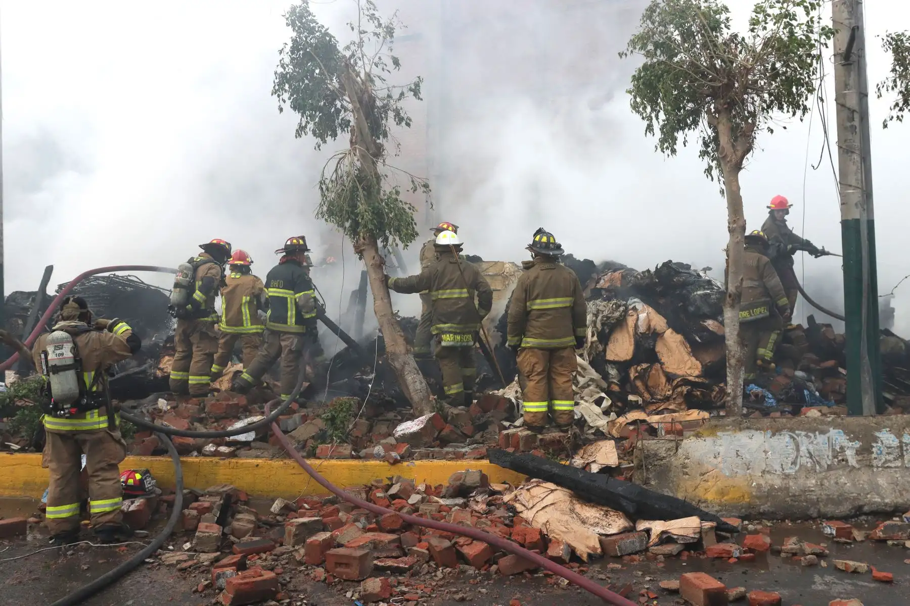 Cerca de 30 unidades de bomberos atienden esta tarde un incendio de proporciones que se inició en un depósito de cartones del distrito de La Victoria, cerca de San Jacinto.
Foto: ANDINA / Lino Chipana