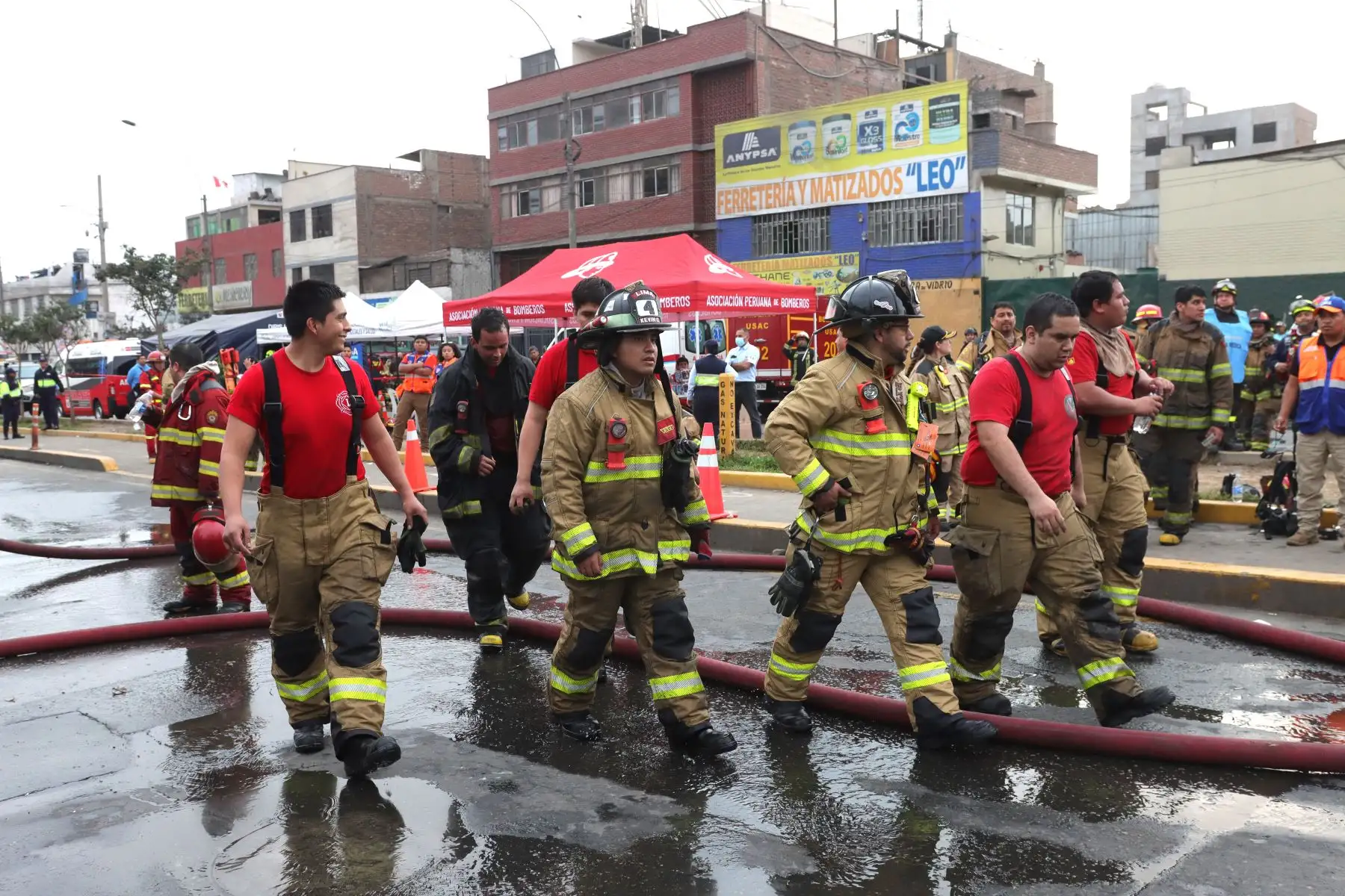 Cerca de 30 unidades de bomberos atienden esta tarde un incendio de proporciones que se inició en un depósito de cartones del distrito de La Victoria, cerca de San Jacinto, y que se expandió debido al viento a otros dos inmuebles aledaños.
Foto: ANDINA/ Lino Chipana