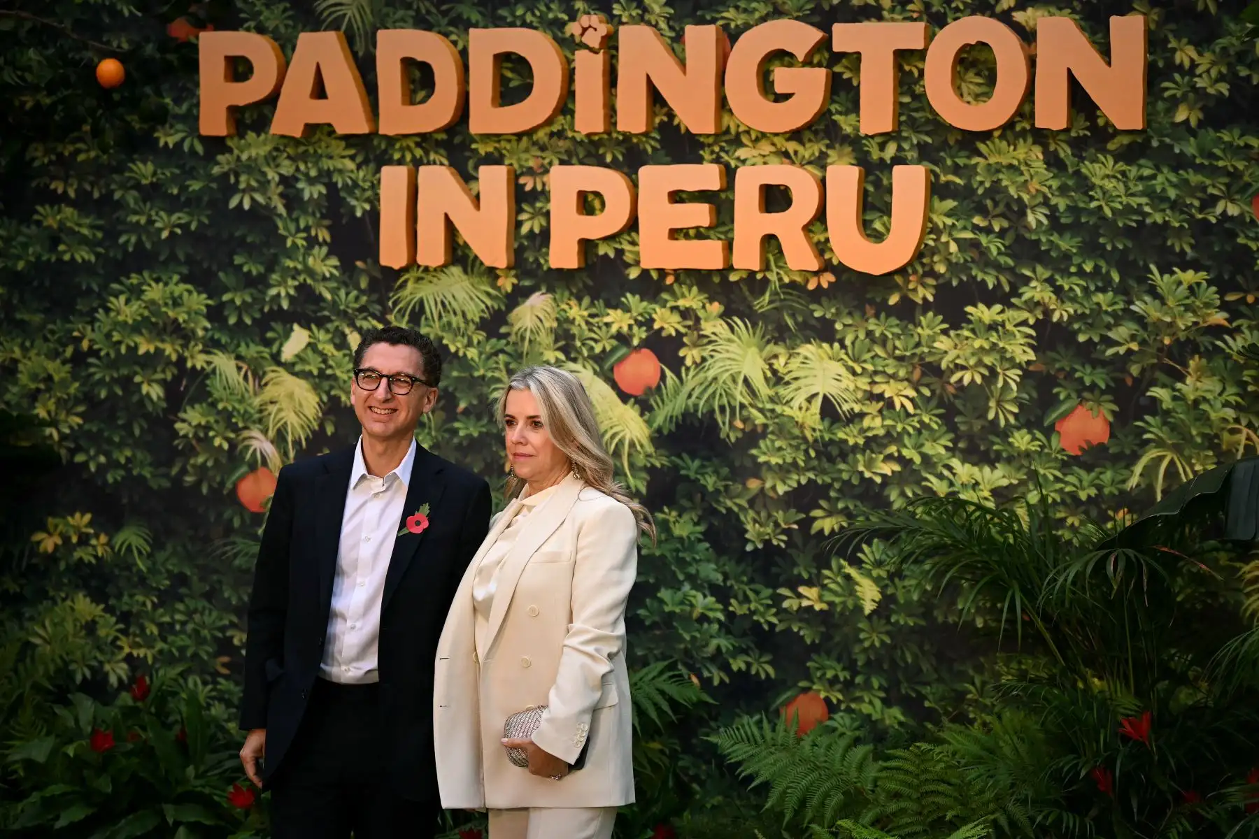 Maxime Saada, presidente francés y director ejecutivo del Grupo Canal+, y su esposa Sylvie posan en la alfombra roja a su llegada para asistir al estreno mundial de "Paddington In Peru" en Londres.
Foto: AFP