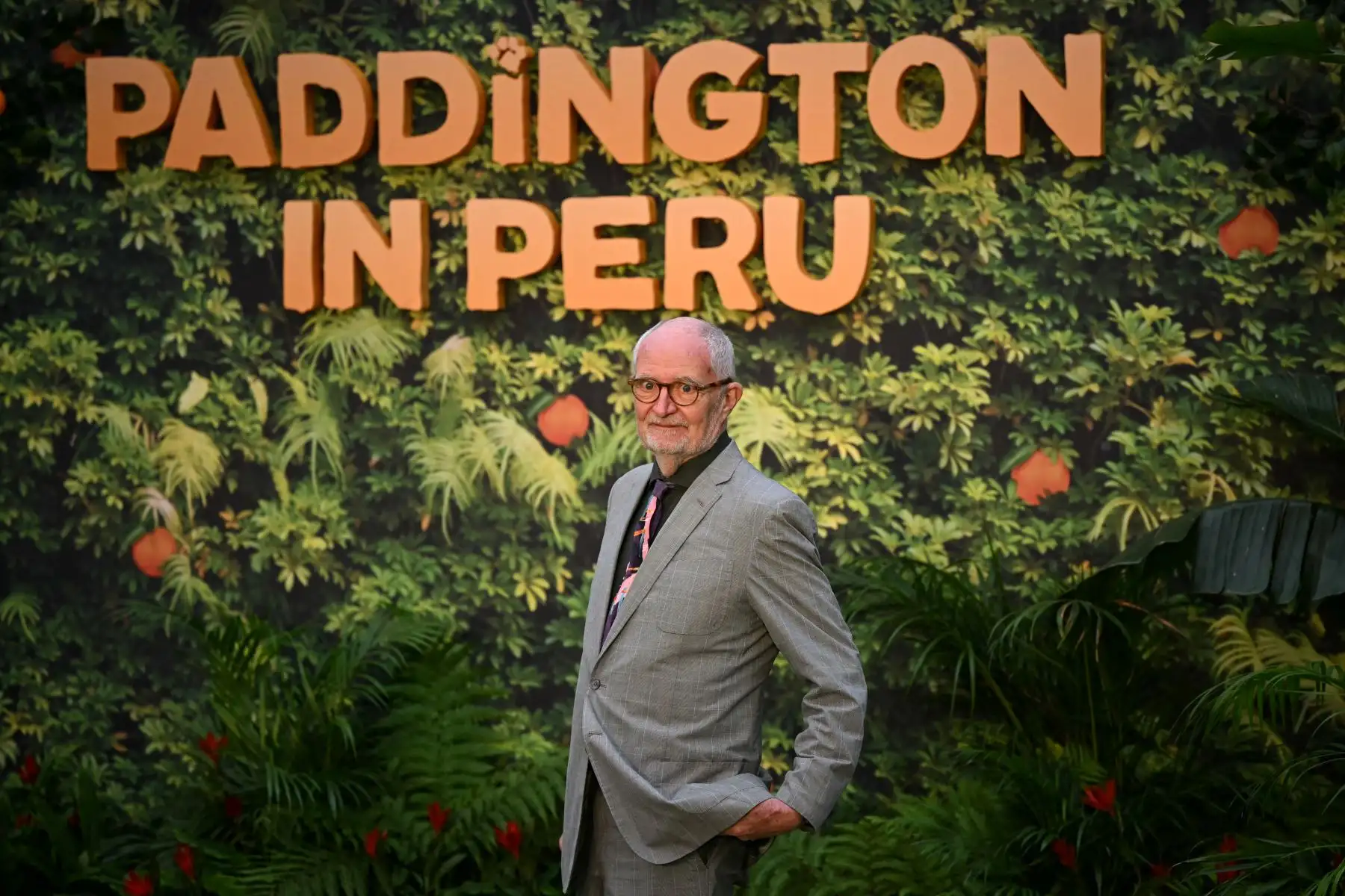 El actor británico Jim Broadbent posa en la alfombra roja a su llegada para asistir al estreno mundial de "Paddington In Peru" en Londres.
Foto: AFP