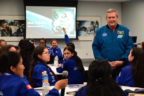 El 28 de octubre, las cinco escolares peruanas de la tercera tripulación dieron inicio a su visita a la NASA.