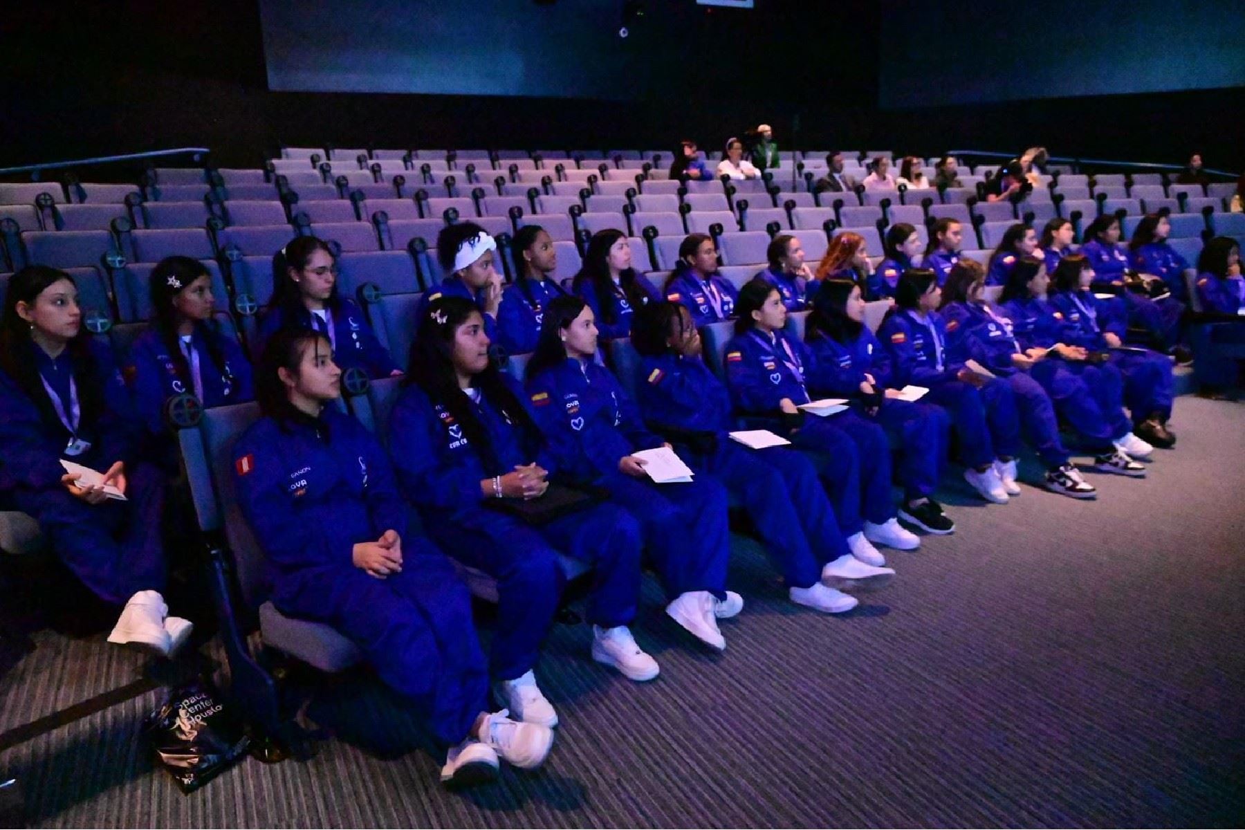 El 28 de octubre, las cinco escolares peruanas de la tercera tripulación dieron inicio a su visita a la NASA.