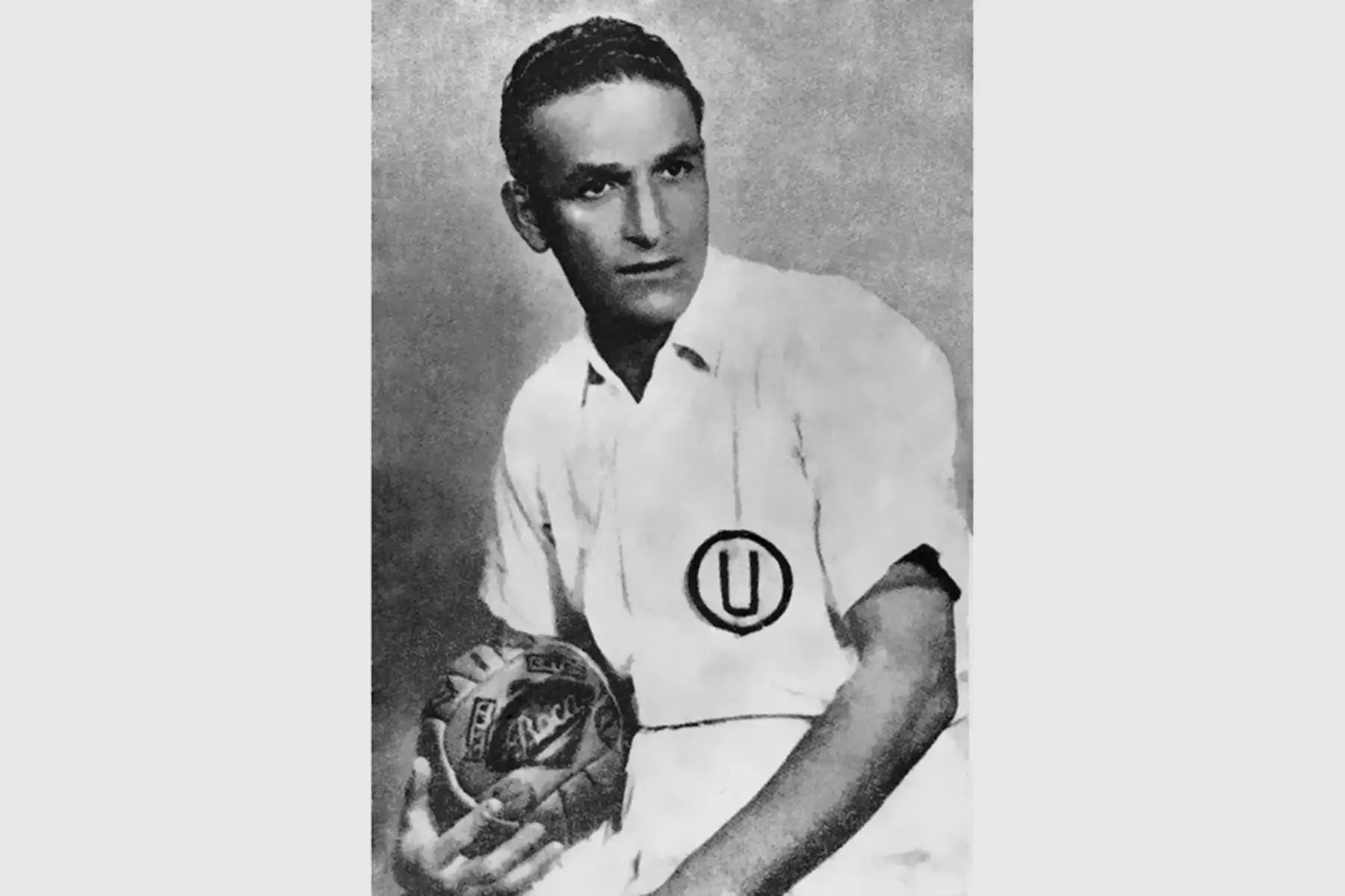 Lima - Década 1930 / Teodoro "Lolo" Fernández, máximo ídolo de Universitario de Deportes. Foto: Revista Universitario de Deportes - 1948