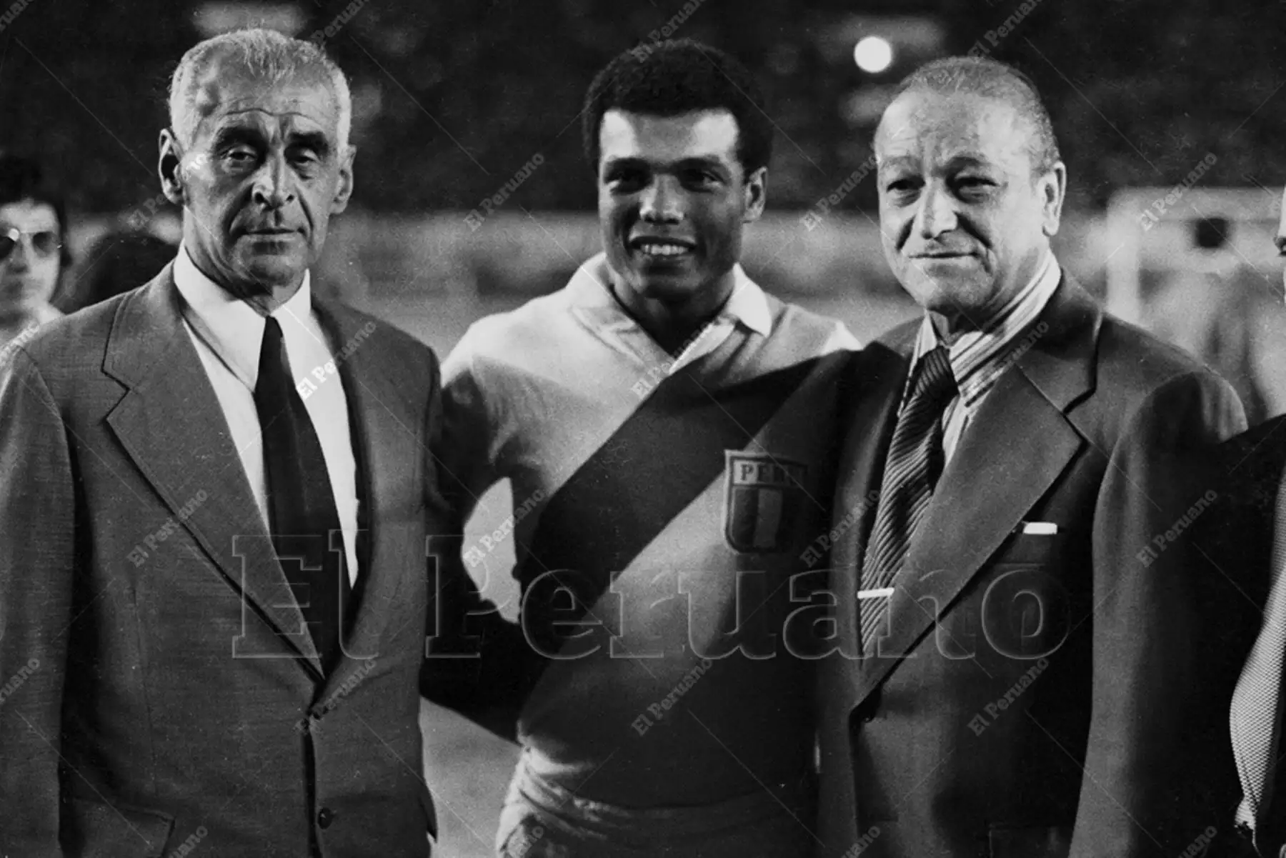 Lima - 12 noviembre 1975 / Jorge "Campolo" Alcalde, Teófilo Cubillas y Teodoro "Lolo" Fernández, en un homenaje a los campeones sudamericanos de 1939 y de 1975 en el Estadio Nacional. Foto: Archivo Histórico de El Peruano