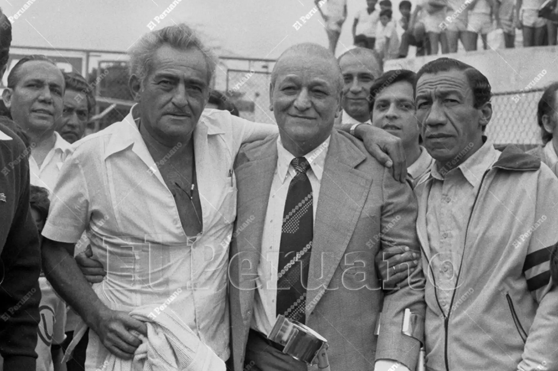 Lima - 30 agosto 1983 / Teodoro "Lolo" Fernández junto a Alberto "Tito" Terry  antes de un partido de homenaje en su honor. Foto: Archivo Histórico de El Peruano / Américo Alburquerque