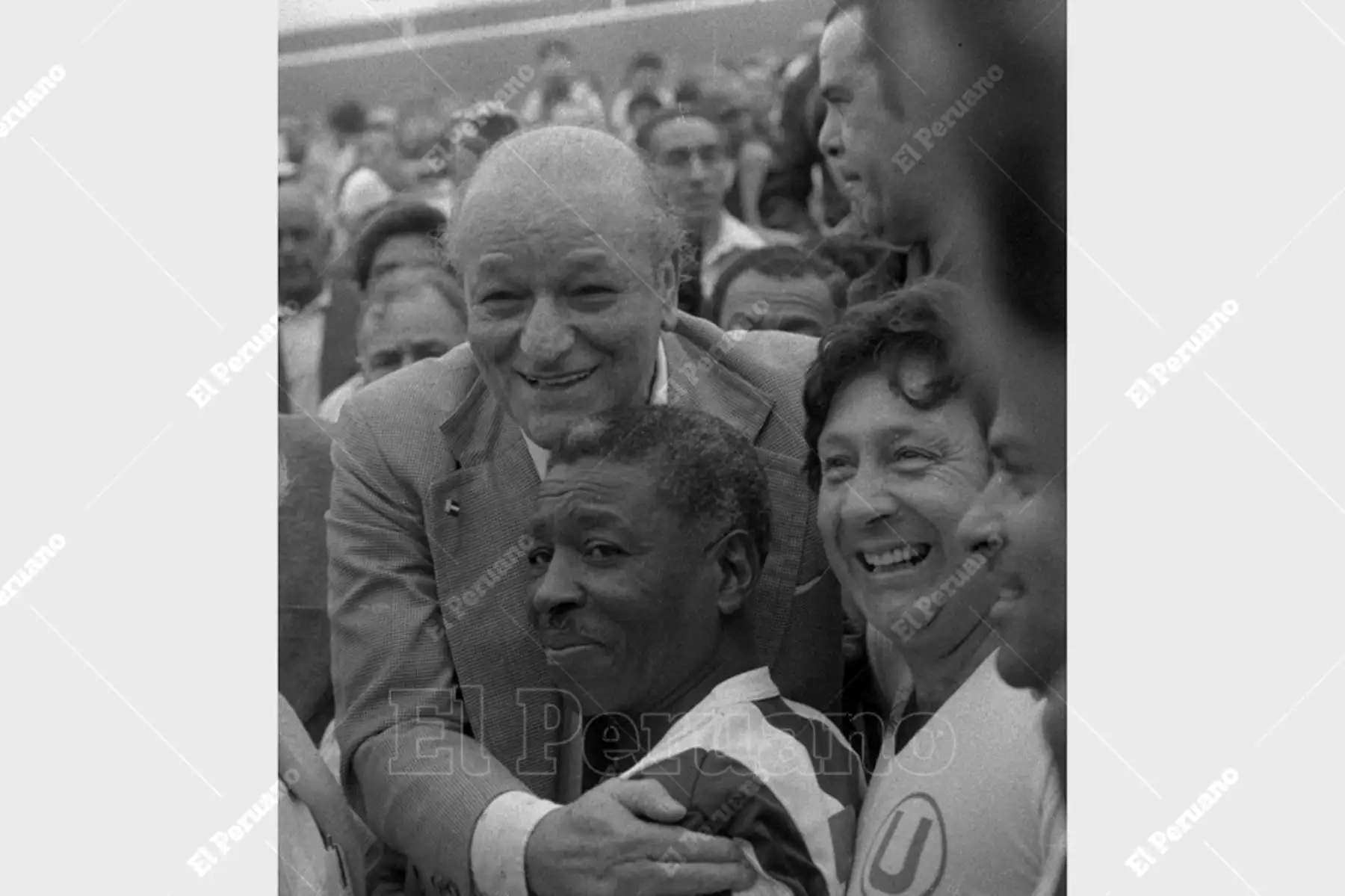 Lima - 30 agosto 1983 / Teodoro "Lolo" Fernández Junto a "Chocolatín" Heredia y el actor Tulio Loza durante un partido de homenaje al gran cañonero de Universitario de Deportes.  Foto: Archivo Histórico de El Peruano / Américo Alburquerque