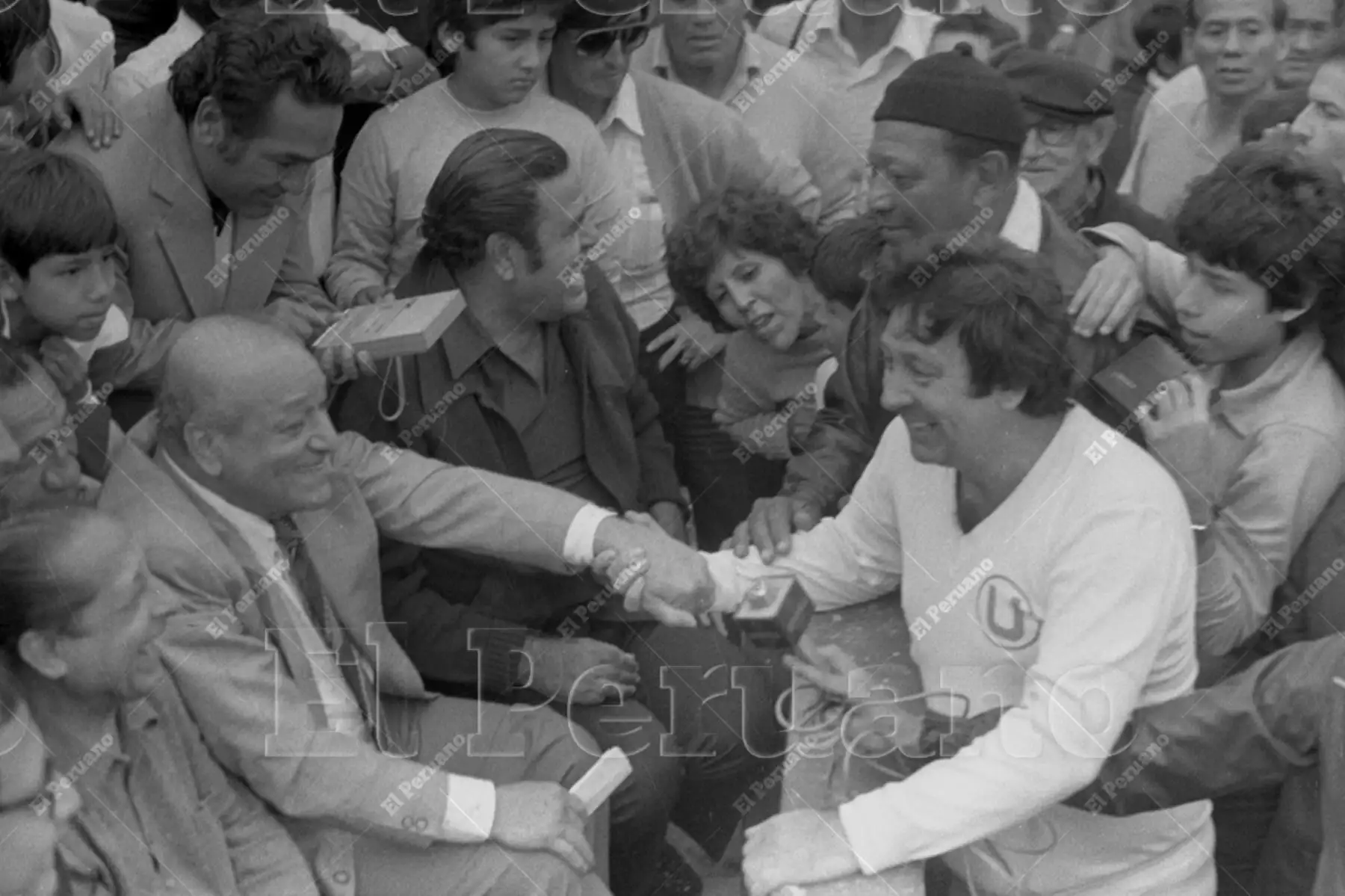 Lima - 30 agosto 1983 /Teodoro "Lolo" Fernández recibe el saludo del actor Tulio Loza antes de un partido de homenaje al gran cañonero de Universitario de Deportes. Foto: Archivo Histórico de El Peruano / Américo Alburquerque