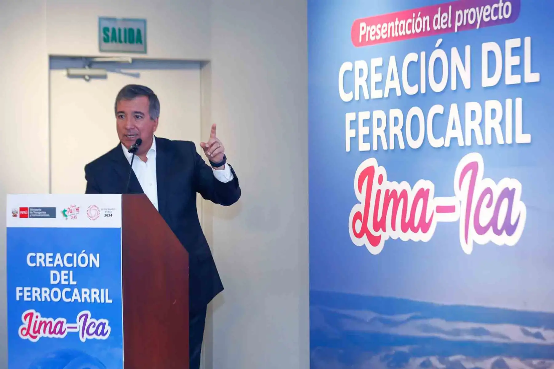 Desde la sede de la Comunidad Andina de Naciones en San Isidro, el ministro de Transportes y Comunicaciones, Raúl Pérez Reyes, presentó el proyecto "Ferrocarril Lima - Ica" ante más de 15 embajadas, obra de 15 estaciones que conectará con la Línea 1 del Metro de Lima y beneficiará a más de 12 millones de personas. Foto: ANDINA/Daniel Bracamonte