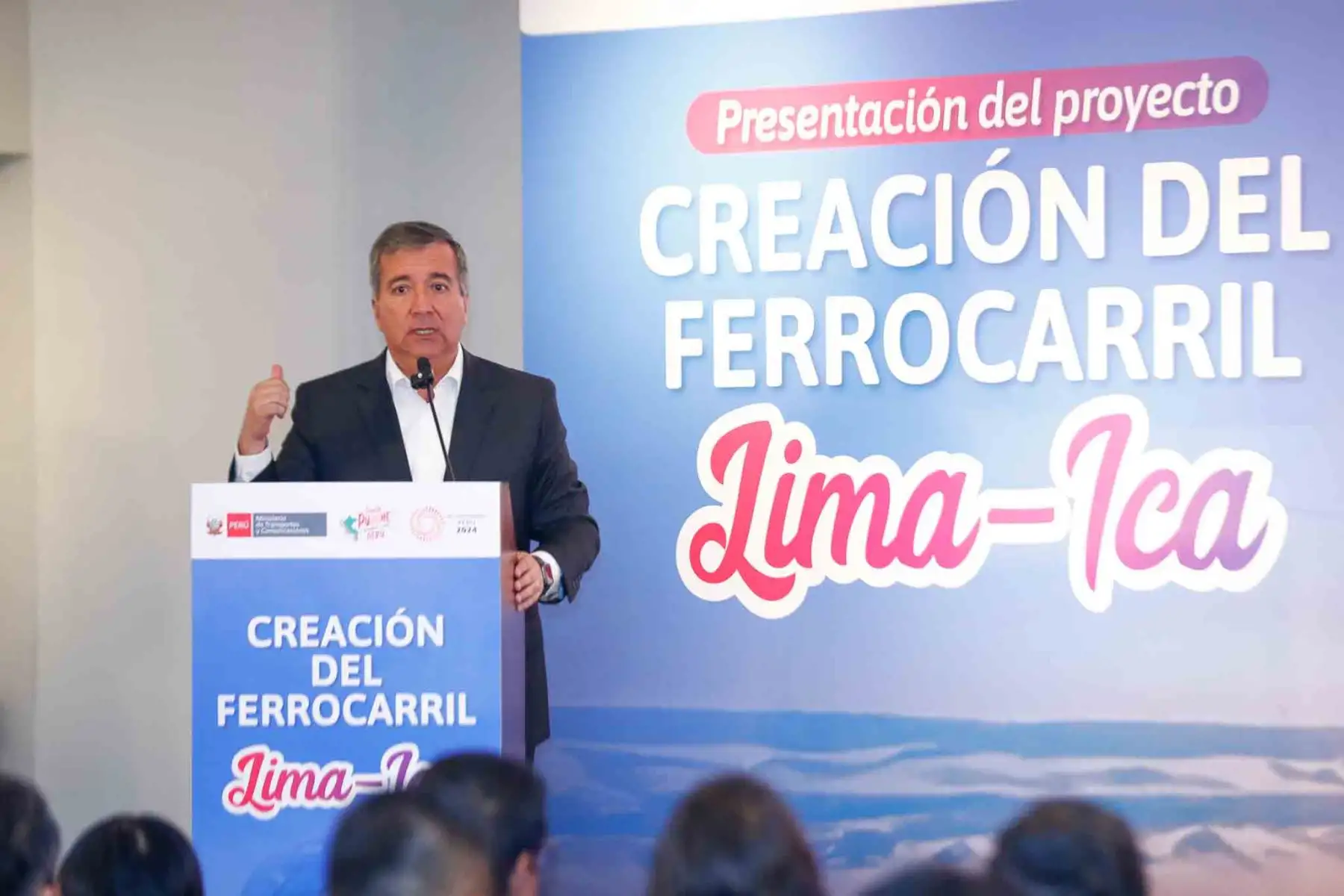 Desde la sede de la Comunidad Andina de Naciones en San Isidro, el ministro de Transportes y Comunicaciones, Raúl Pérez Reyes, presentó el proyecto "Ferrocarril Lima - Ica" ante más de 15 embajadas, obra de 15 estaciones que conectará con la Línea 1 del Metro de Lima y beneficiará a más de 12 millones de personas. Foto: ANDINA/Daniel Bracamonte