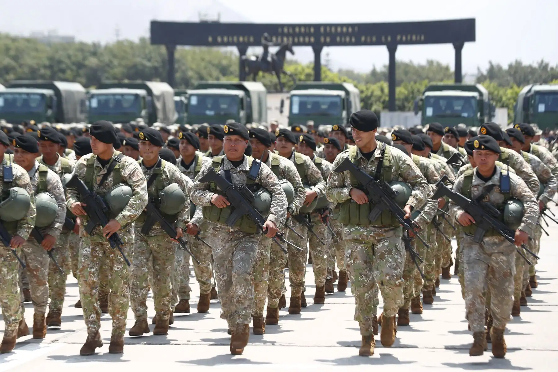 En la plaza Cáceres del Cuartel General del Ejército, el Gobierno del Perú, junto a representantes de las instituciones castrenses, presentaron a los miembros de las Fuerzas Armadas que apoyarán a la Policía Nacional del Perú en el control del orden interno durante la realización del foro APEC Perú 2024. Foto: ANDINA/Daniel Bracamonte