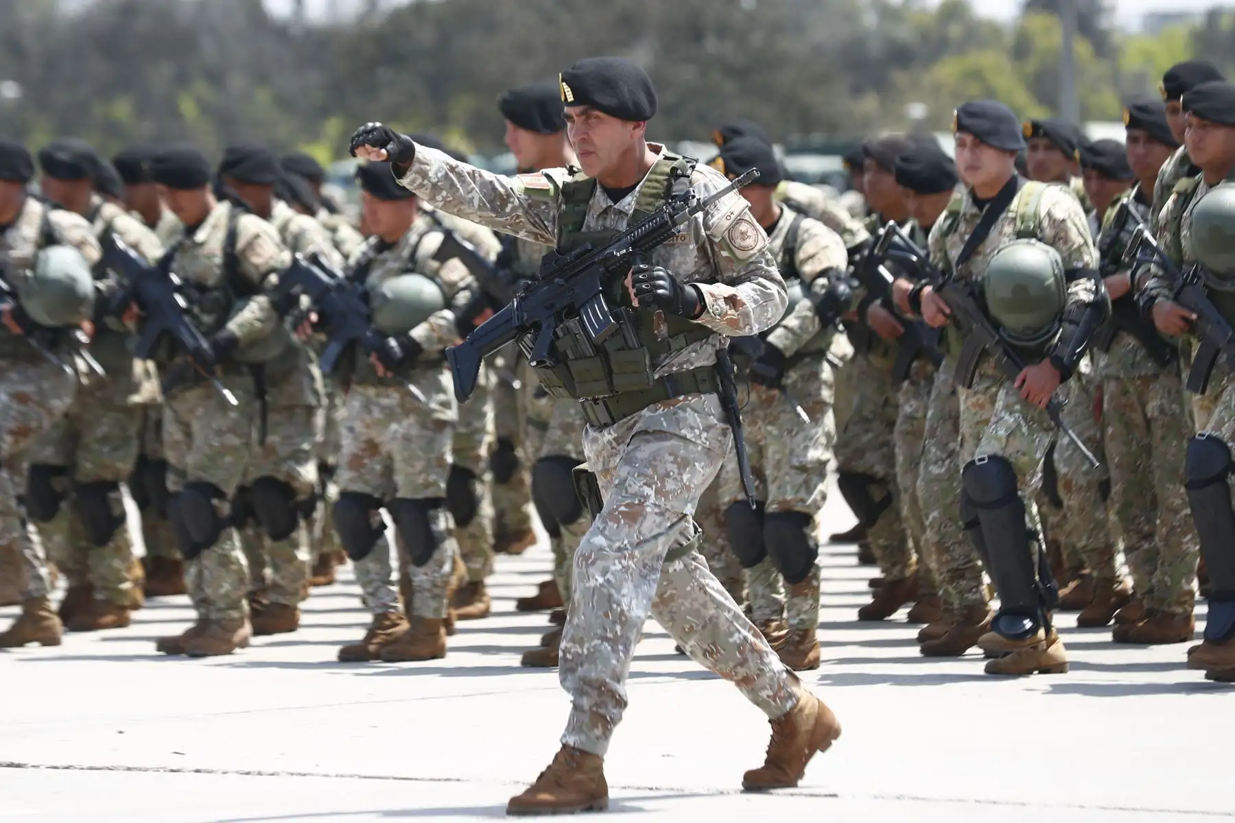 En la plaza Cáceres del Cuartel General del Ejército, el Gobierno del Perú, junto a representantes de las instituciones castrenses, presentaron a los miembros de las Fuerzas Armadas que apoyarán a la Policía Nacional del Perú en el control del orden interno durante la realización del foro APEC Perú 2024. Foto: ANDINA/Daniel Bracamonte