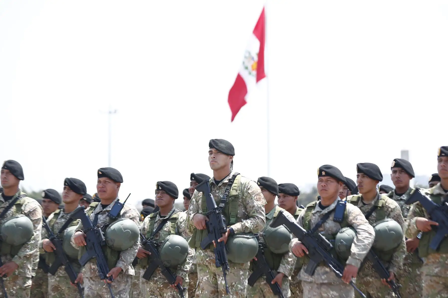 En la plaza Cáceres del Cuartel General del Ejército, el Gobierno del Perú, junto a representantes de las instituciones castrenses, presentaron a los miembros de las Fuerzas Armadas que apoyarán a la Policía Nacional del Perú en el control del orden interno durante la realización del foro APEC Perú 2024. Foto: ANDINA/Daniel Bracamonte