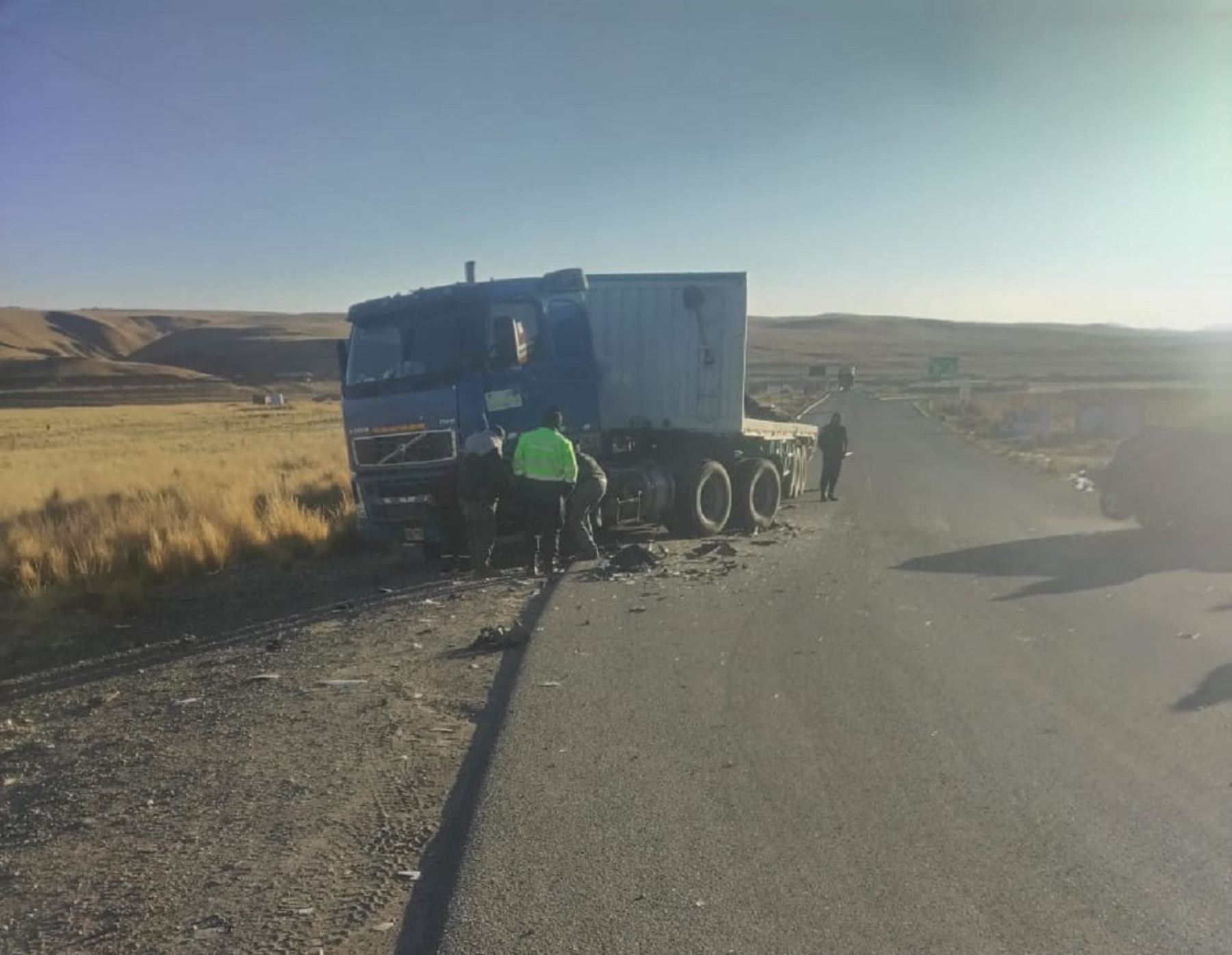 Un choque frontal protagonizado por un auto y un camión dejó dos muertos y cuatro heridos graves. El accidente se produjo en la carretera Cusco-Arequipa, a la altura de la provincia de Espinar. ANDINA/Difusión