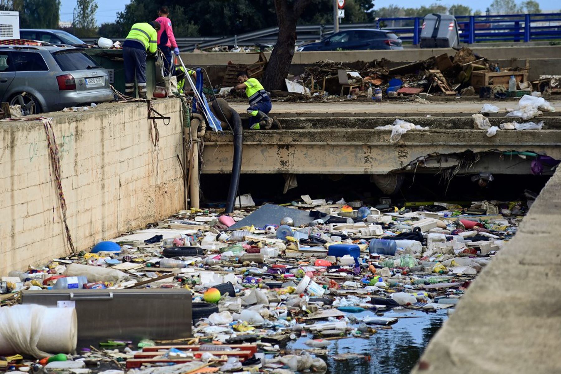 Los escombros flotan sobre el agua en un túnel inundado mientras los trabajadores usan tubos para bombearlos después de las mortales inundaciones en Alfafar, en la región de Valencia, al este de España.
Foto: AFP