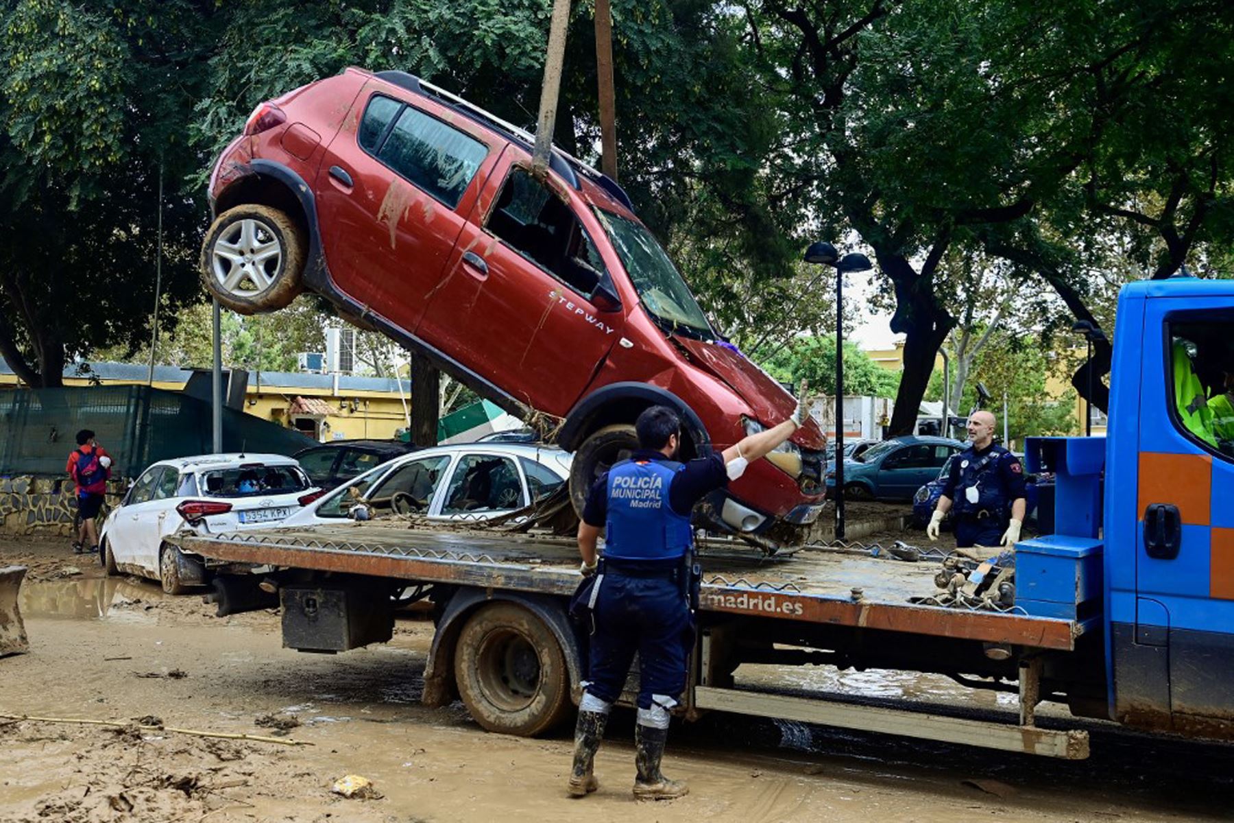 La policía retira coches dañados por inundaciones en Alfafar, en la región de Valencia, este de España, tras devastadoras inundaciones. El número de muertos por las peores inundaciones sufridas en España en una generación ha ascendido a 217, según las autoridades. 
Foto: AFP