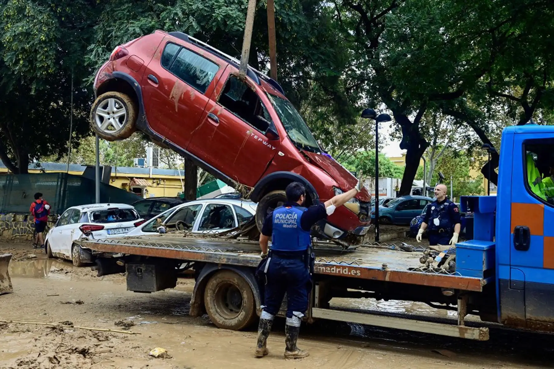 La policía retira coches dañados por inundaciones en Alfafar, en la región de Valencia, este de España, tras devastadoras inundaciones. El número de muertos por las peores inundaciones sufridas en España en una generación ha ascendido a 217, según las autoridades. 
Foto: AFP