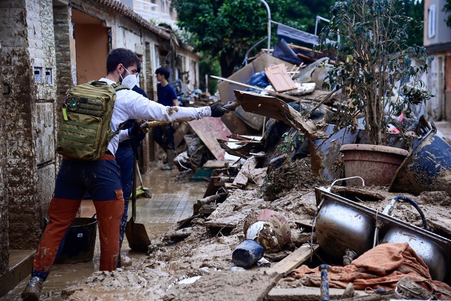 La gente limpia escombros de casas y calles en Alfafar, en la región de Valencia, este de España, tras devastadoras inundaciones.
Foto: AFP