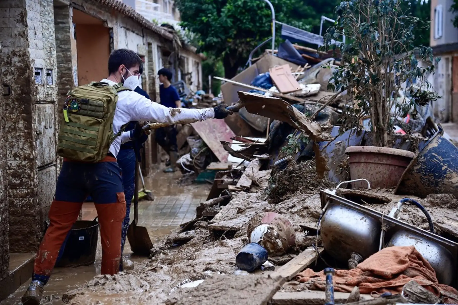 La gente limpia escombros de casas y calles en Alfafar, en la región de Valencia, este de España, tras devastadoras inundaciones.
Foto: AFP