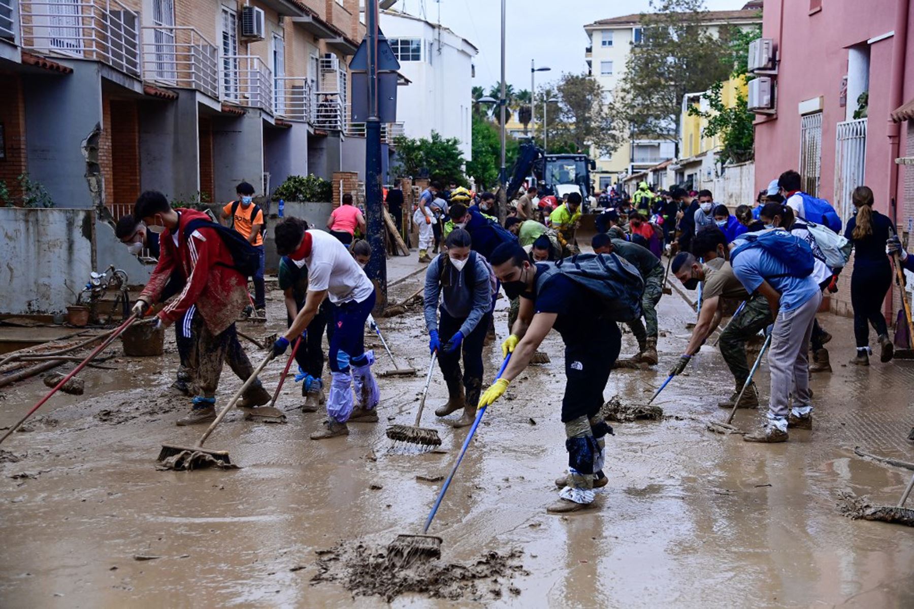 La gente limpia el barro de una calle en Alfafar, en la región de Valencia, este de España, tras devastadoras inundaciones.
Foto: AFP