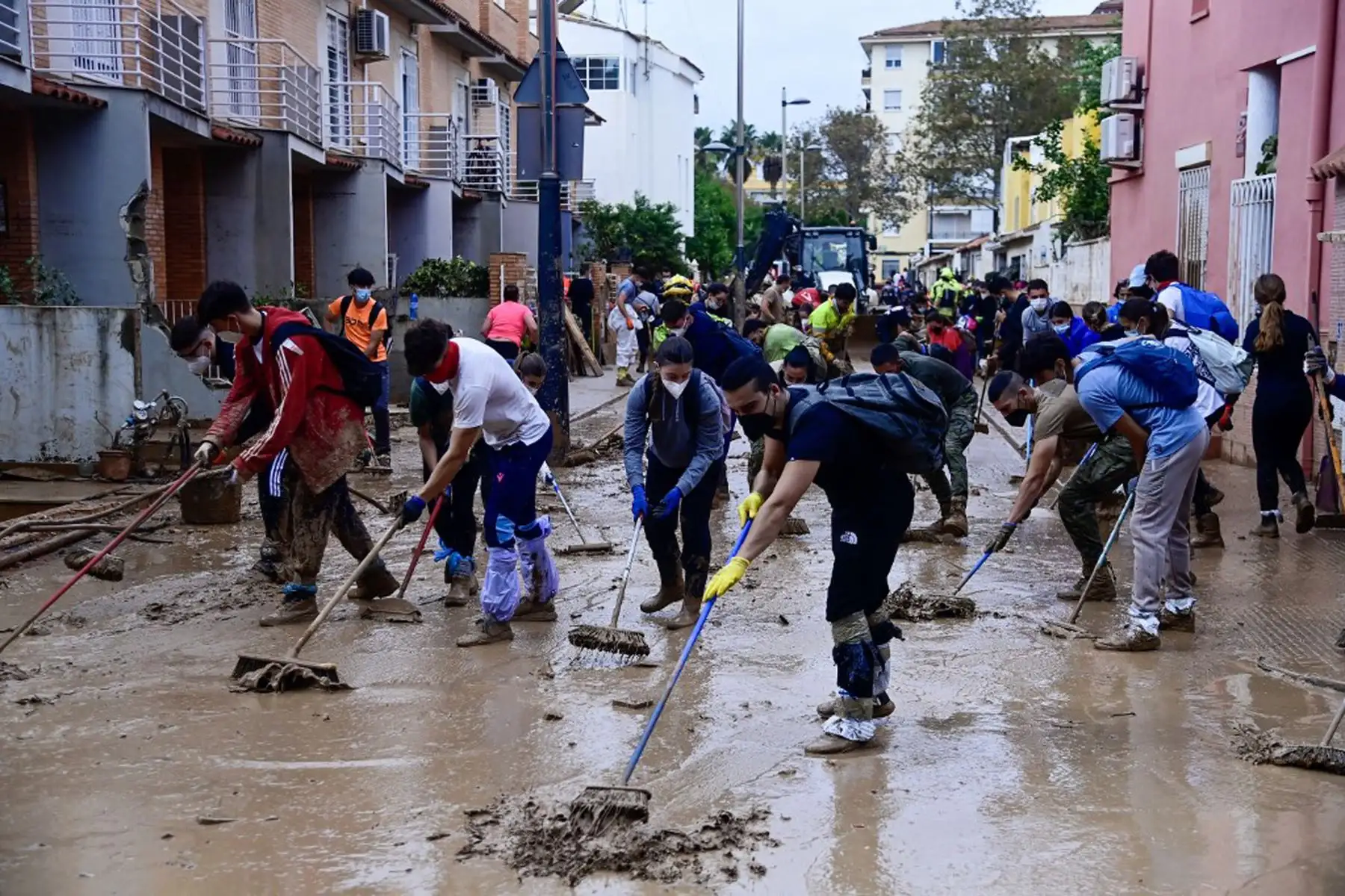 La gente limpia el barro de una calle en Alfafar, en la región de Valencia, este de España, tras devastadoras inundaciones.
Foto: AFP