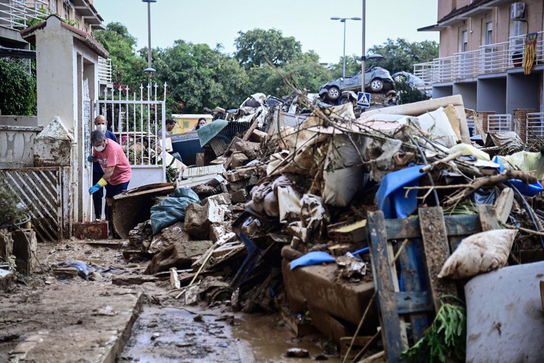 La gente continúa los trabajos de limpieza tras las devastadoras inundaciones en Alfafar, en la provincia de Valencia, en el este de España. Foto: AFP/Archivo