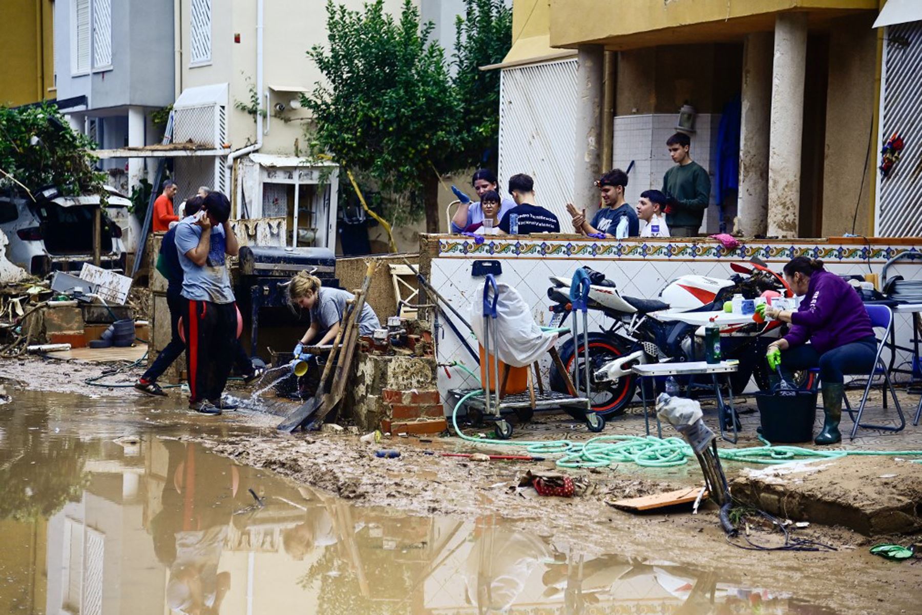 La gente continúa con los esfuerzos de limpieza en Alfafar, en la región de Valencia, este de España, tras devastadoras inundaciones.
Foto: AFP