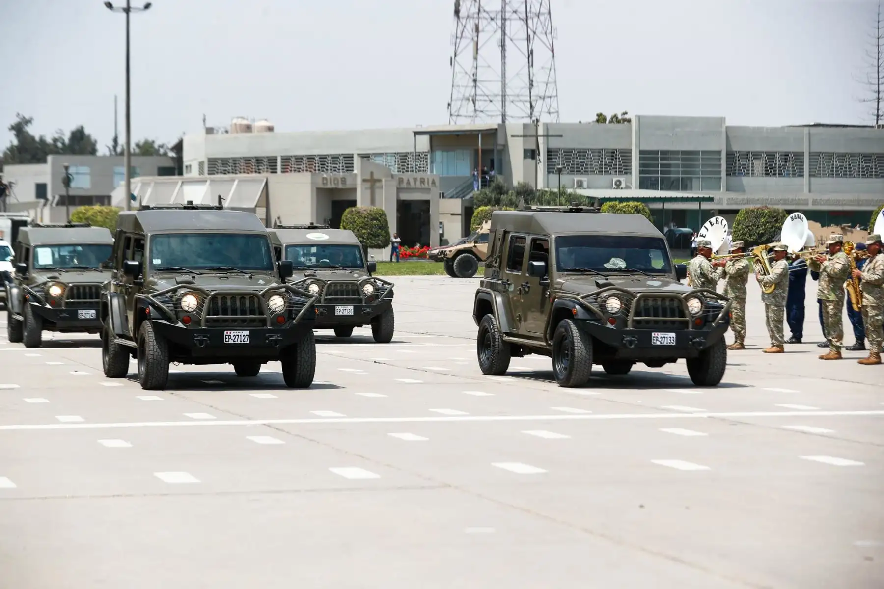 Vehículos militares terrestres y aéreos desfilaron por la plaza Cáceres del Cuartel General del Ejército en San Borja durante la presentación de los miembros de las Fuerzas Armadas que apoyarán a la Policía Nacional del Perú en el control del orden interno durante la realización del foro APEC Perú 2024. Foto: ANDINA/Daniel Bracamonte