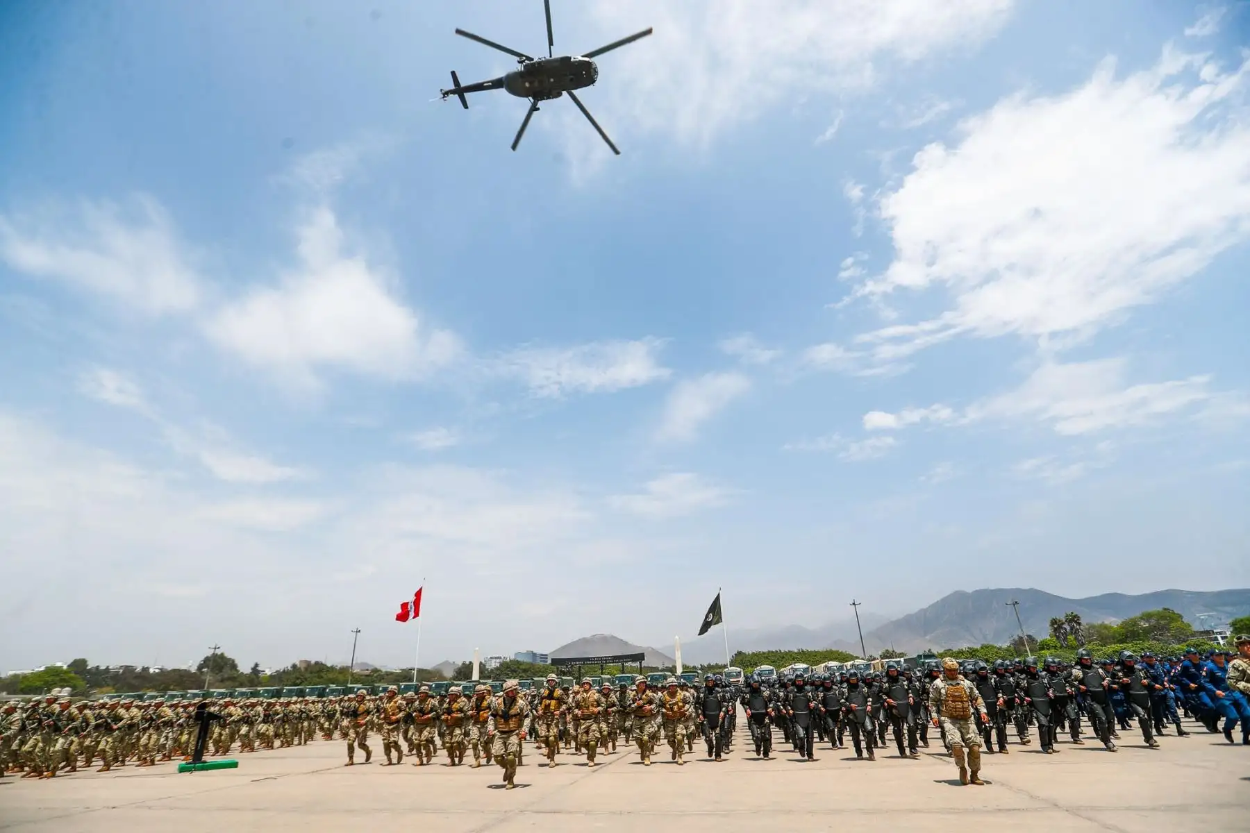 Vehículos militares terrestres y aéreos desfilaron por la plaza Cáceres del Cuartel General del Ejército en San Borja durante la presentación de los miembros de las Fuerzas Armadas que apoyarán a la Policía Nacional del Perú en el control del orden interno durante la realización del foro APEC Perú 2024. Foto: ANDINA/Daniel Bracamonte
